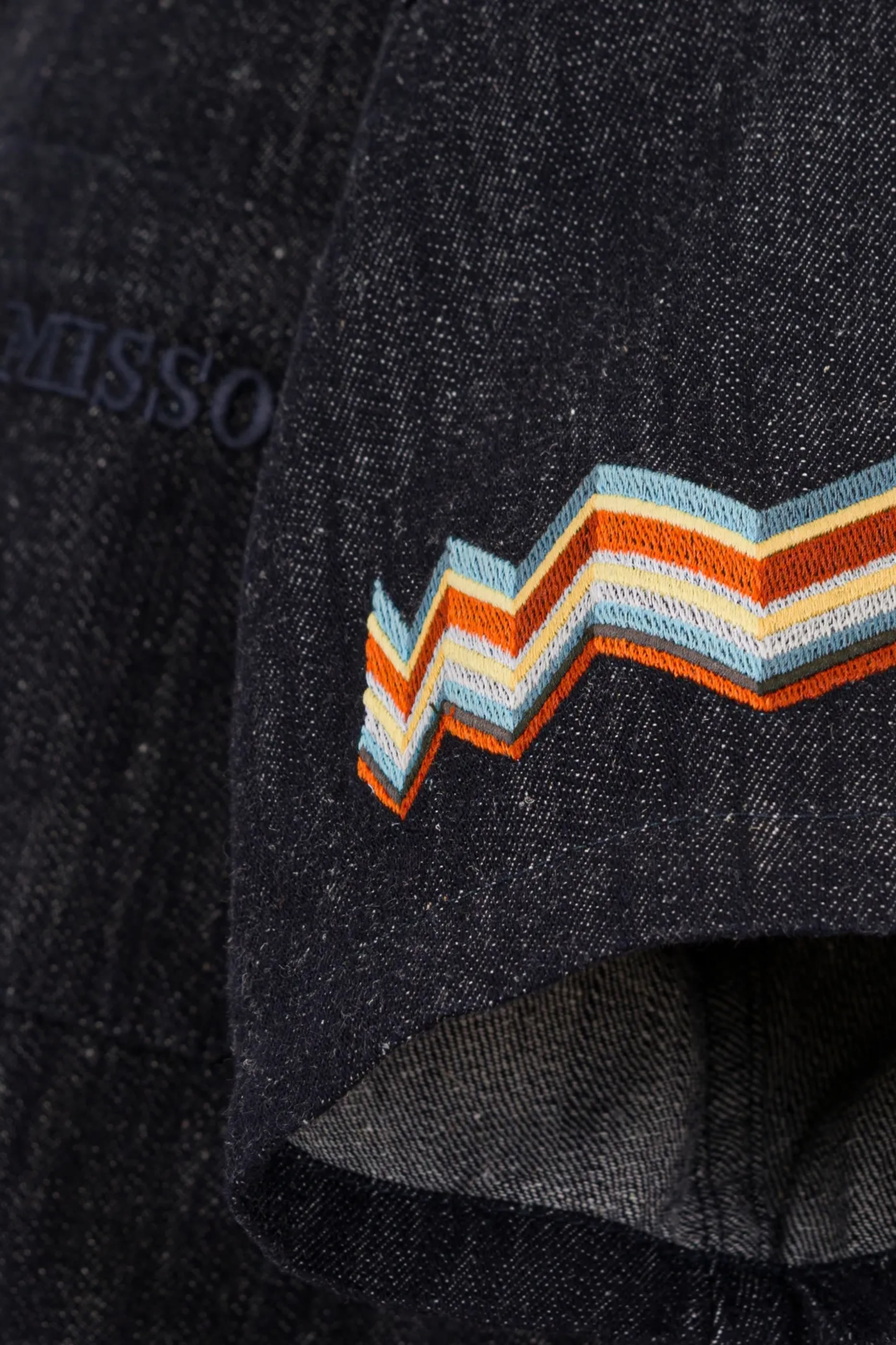 قميص بجيب عند الصدر بشعار الماركة دنيم للأطفال