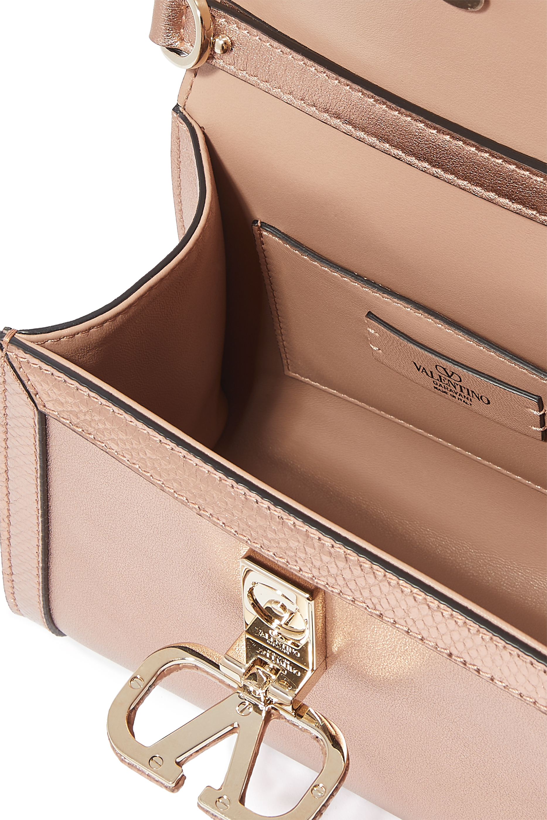 حقيبة صغيرة بيد علوية بشعار الماركة