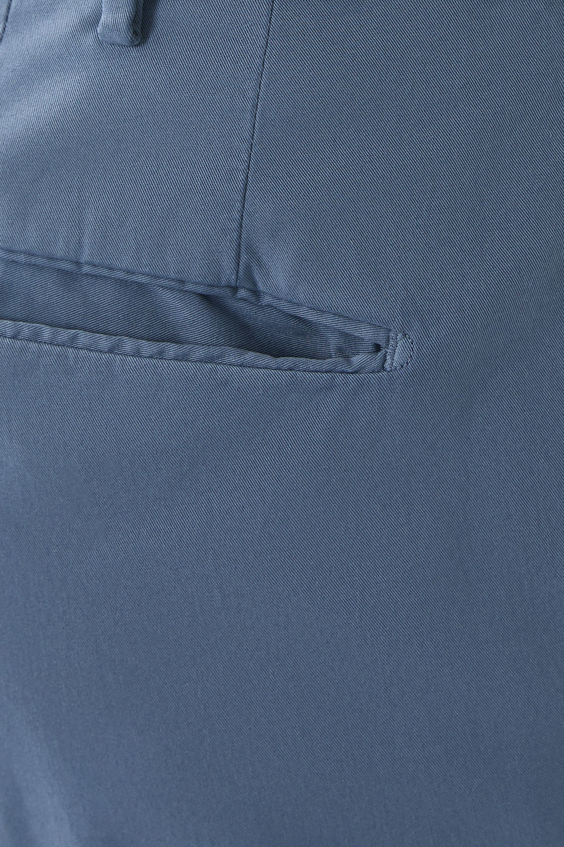 بنطال بشعار الماركة بقصة ضيقة