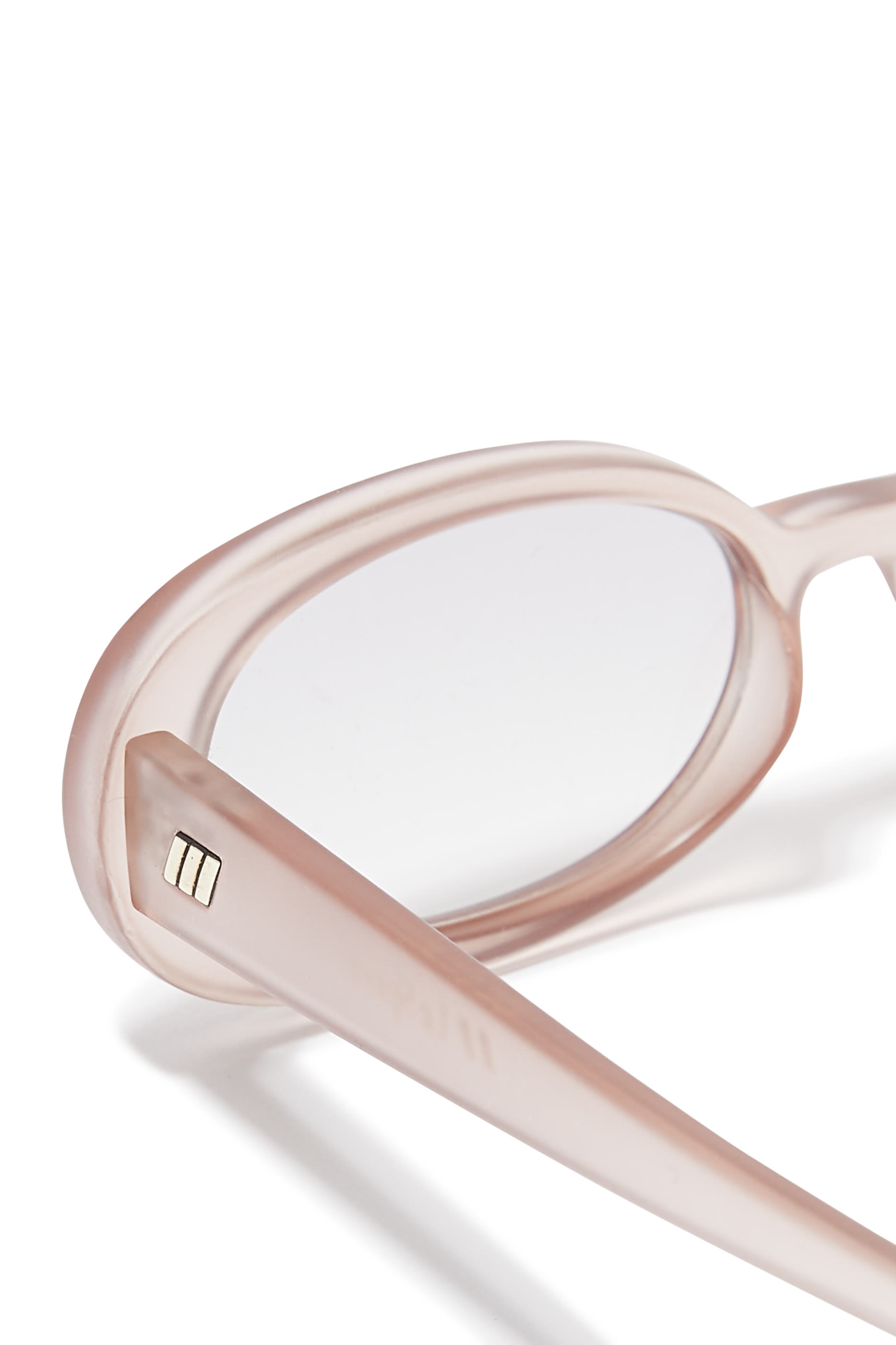 نظارة شمسية أوتا لوف بإطار بيضاوي