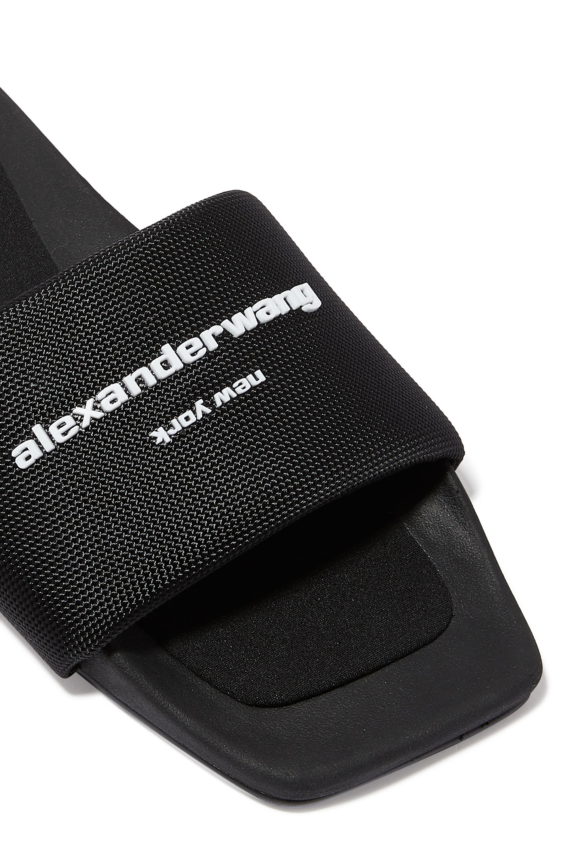 حذاء مفتوح بشعار الماركة