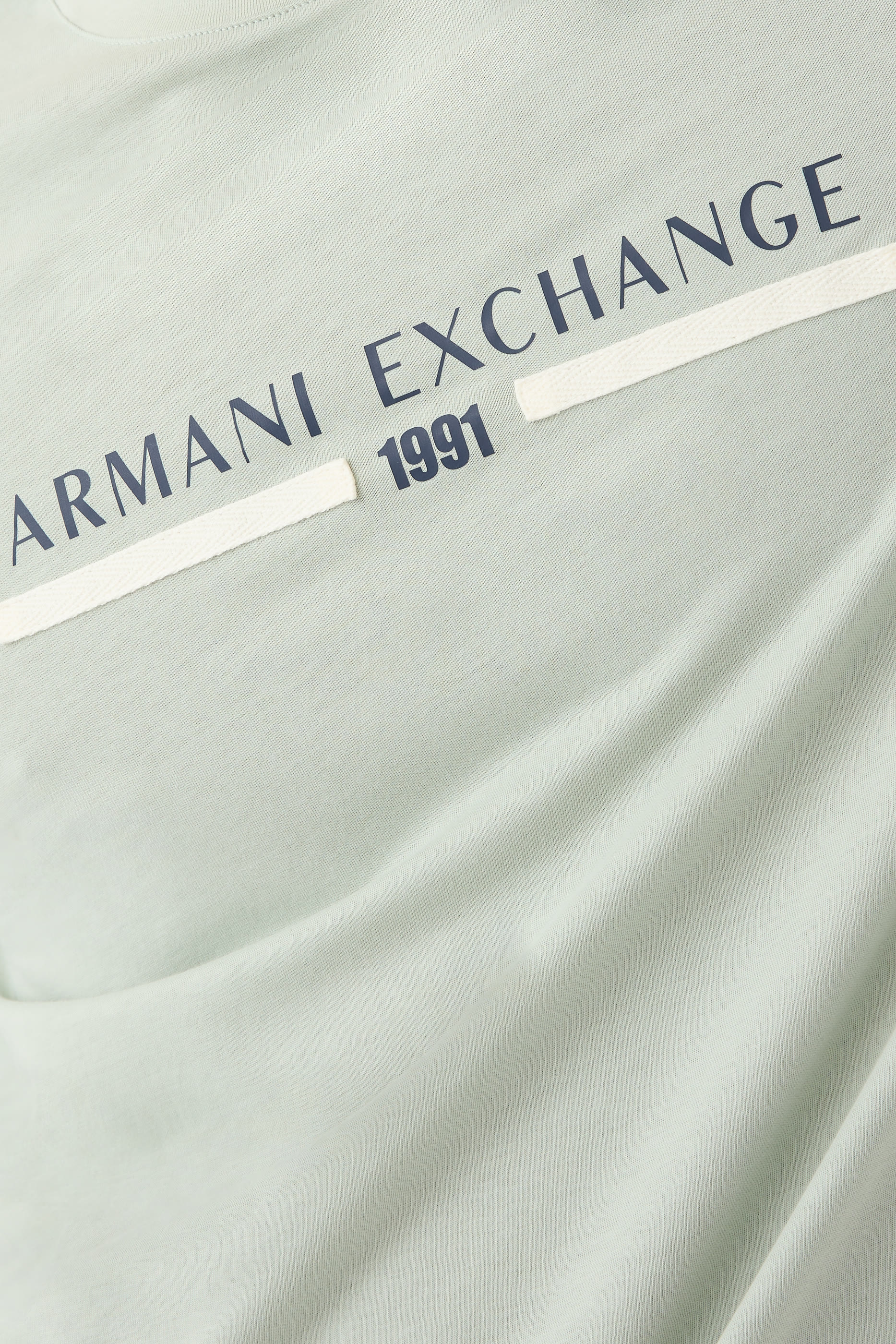 تيشيرت بأكمام قصيرة وشعار الماركة