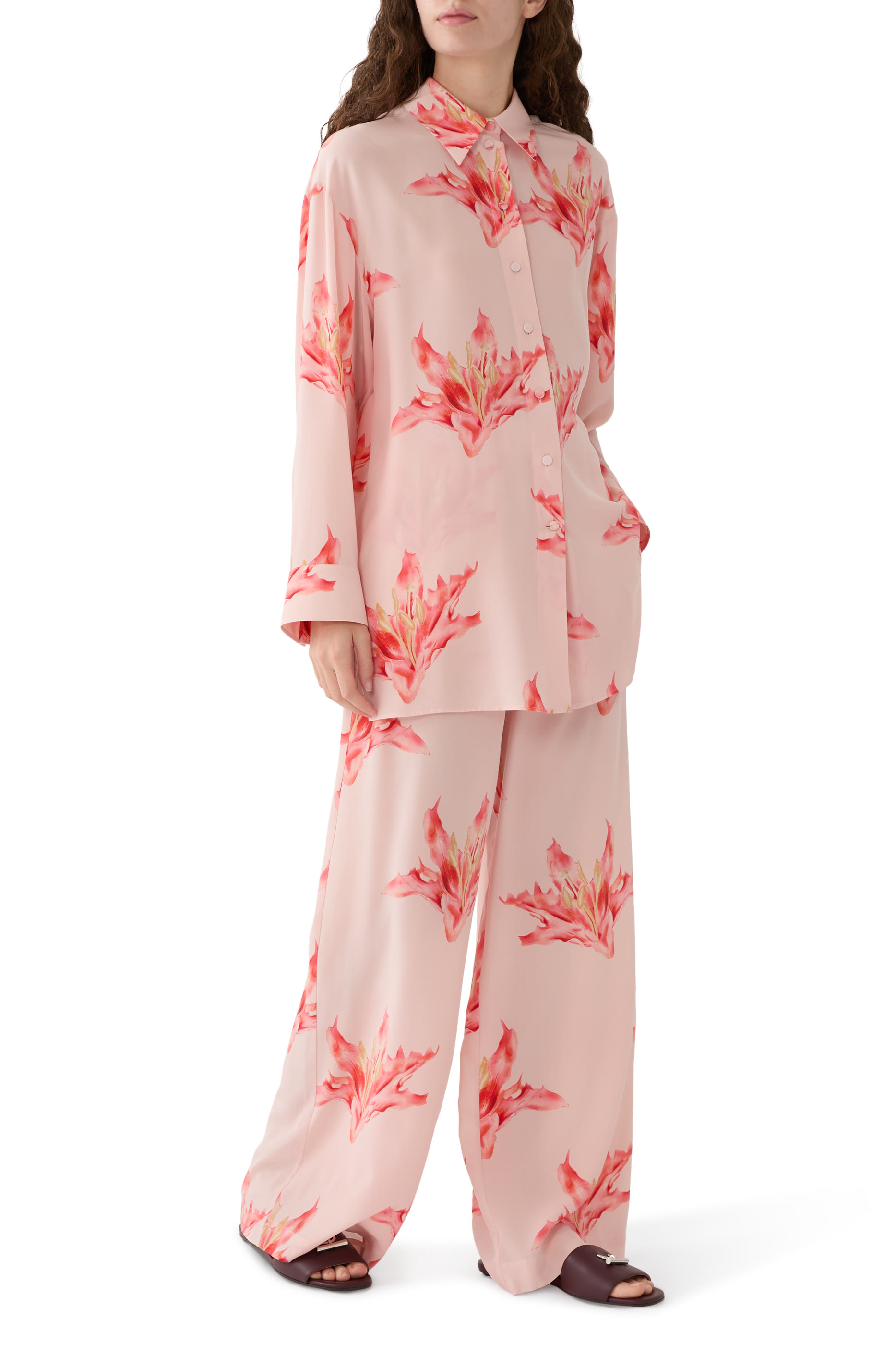 صندل بكعب مسطح وشعار الماركة