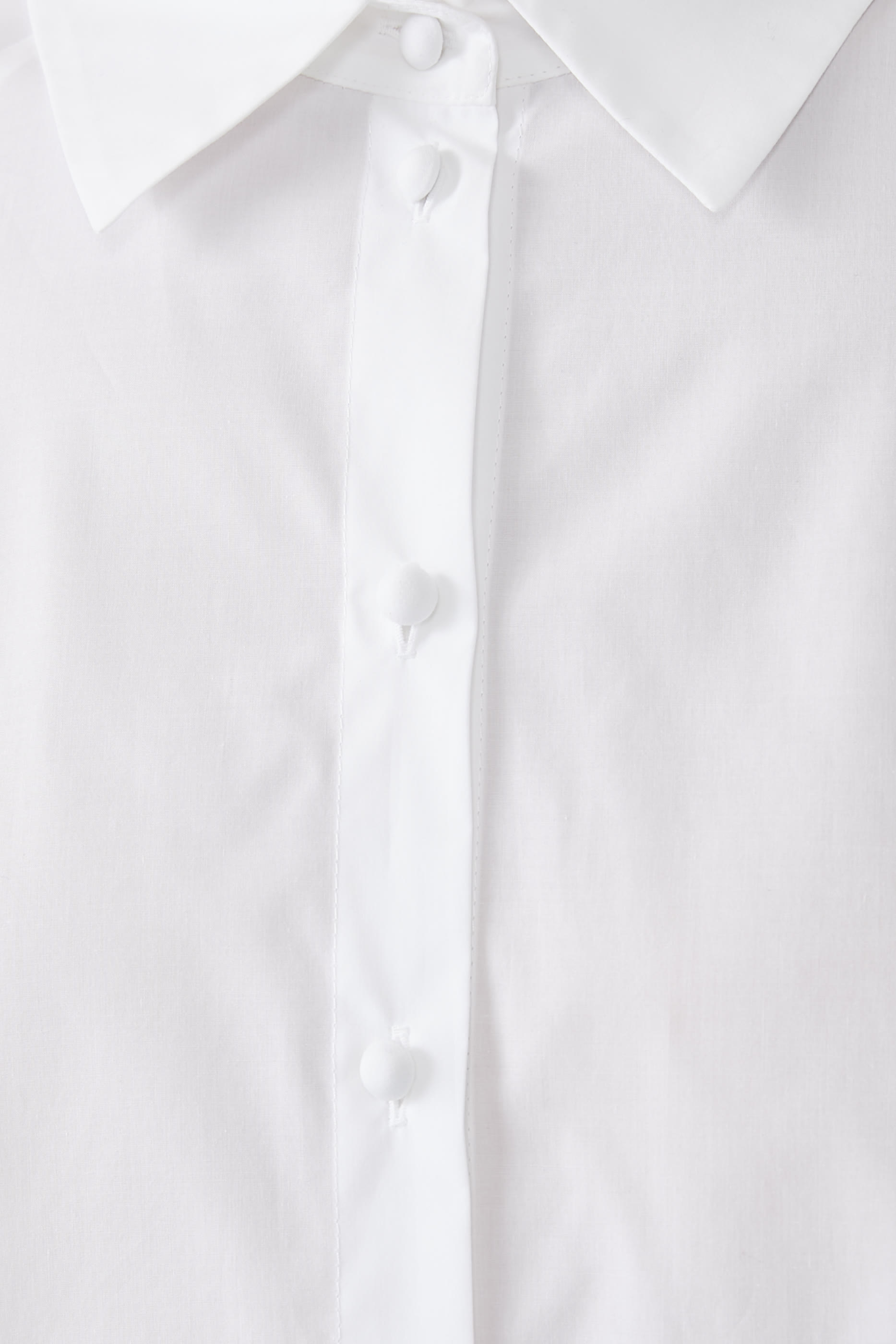 قميص بتصميم طويل من الخلف بكشكش وأكمام طويلة بوبلين