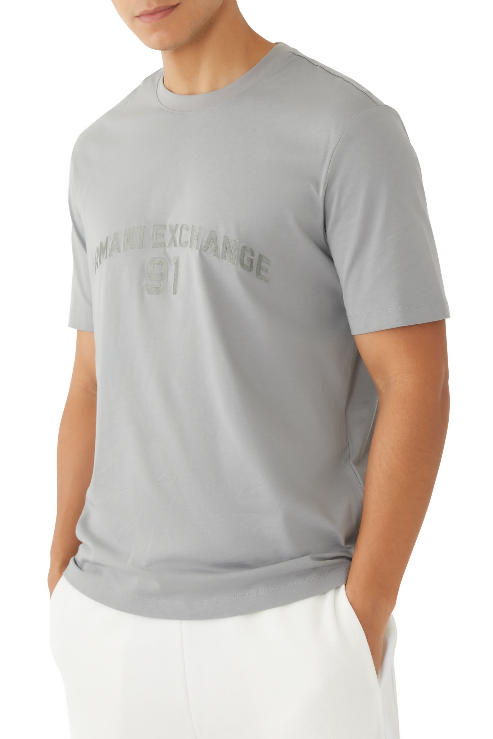 تيشيرت بطبعات شعار الماركة