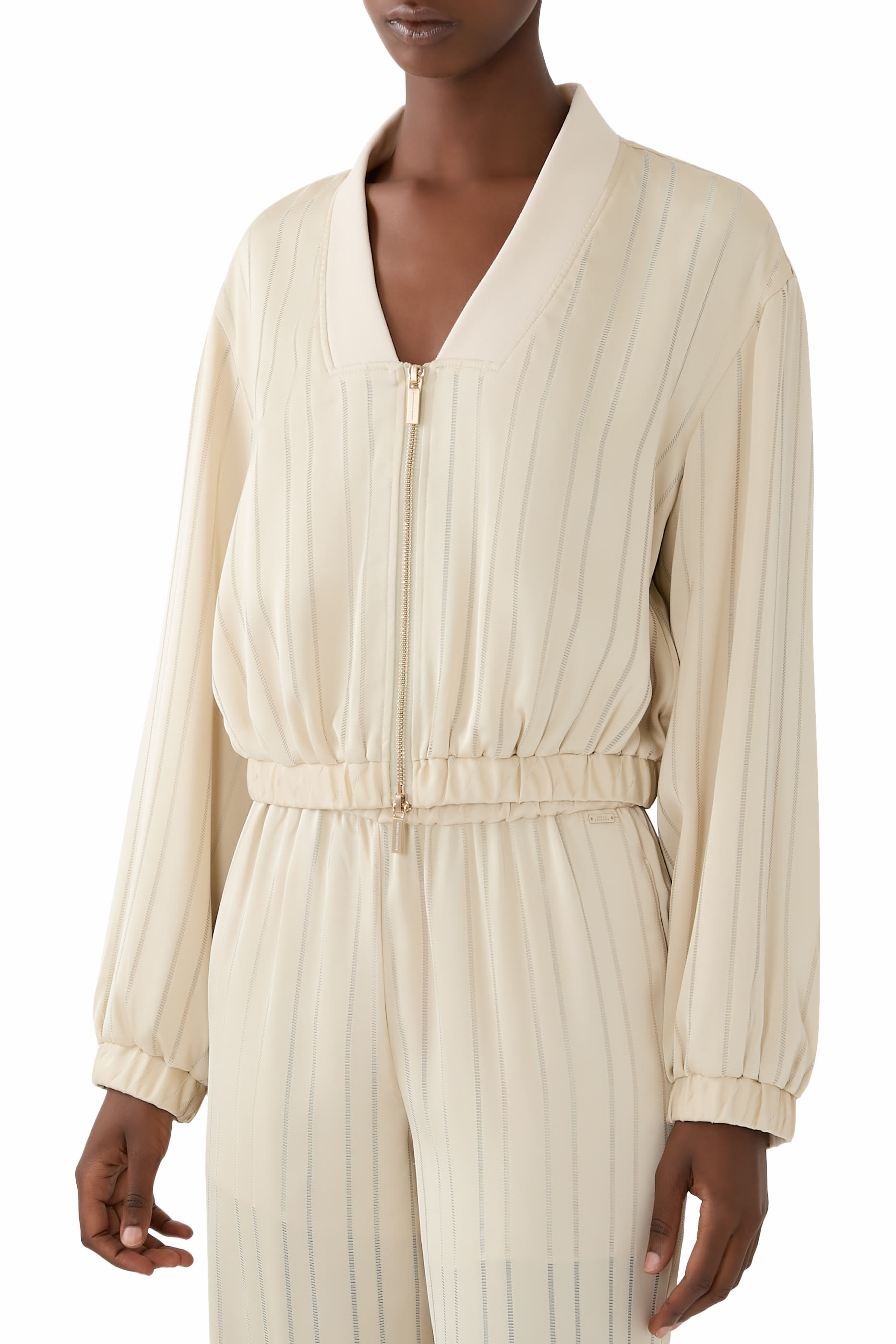 جاكيت فضفاض بنصف سحاب وشعار الماركة