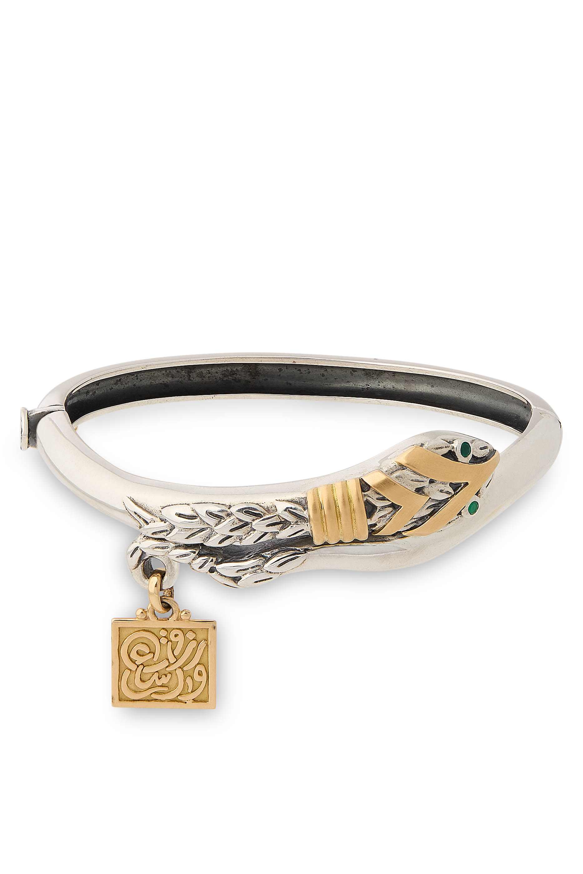 سوار بتصميم ثعبان مزين بنقشة خط عربي وعقيق أخضر، ذهب أصفر عيار 18 وفضة إسترلينية
