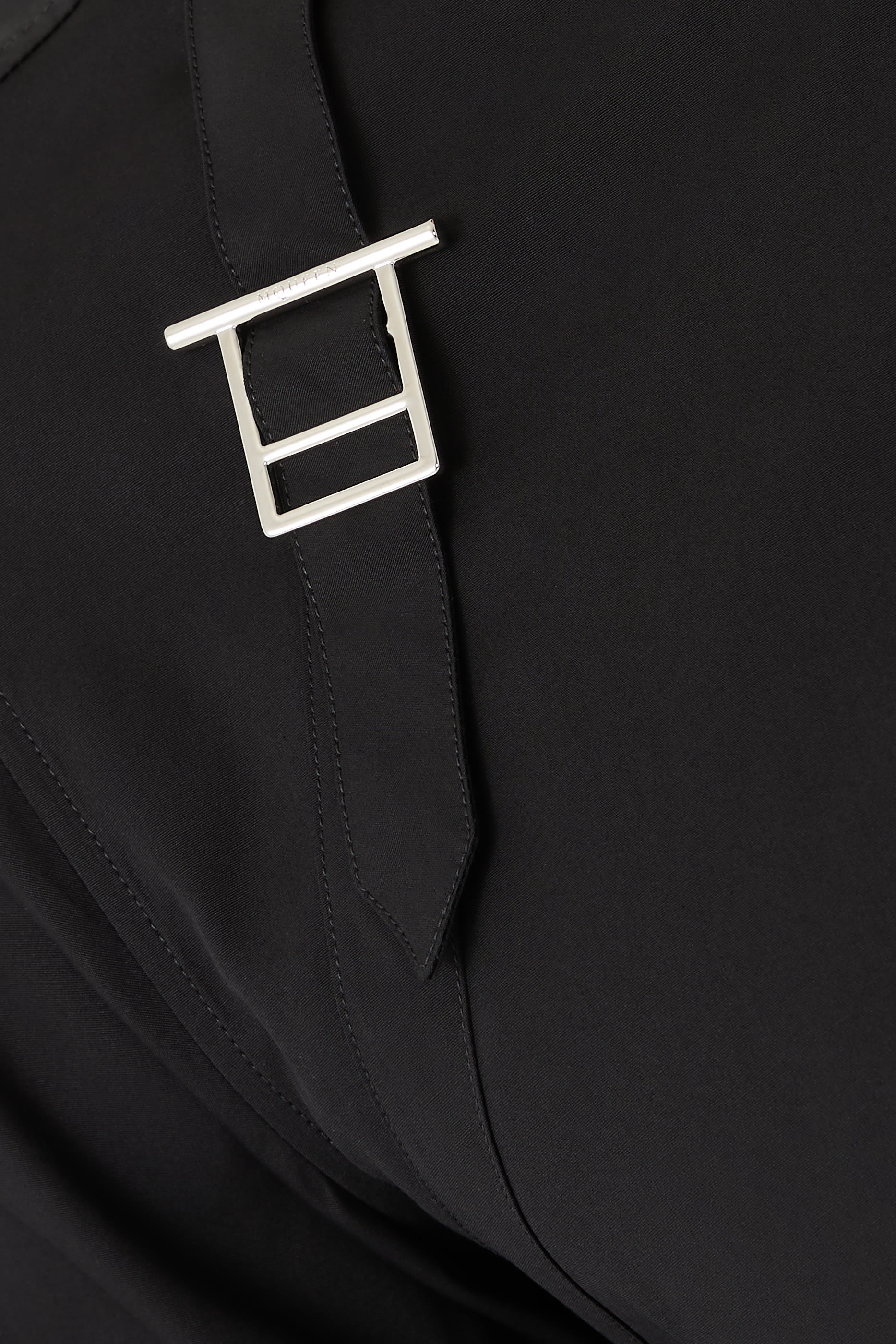 قميص بحمالة بإبزيم بتصميم حرف T