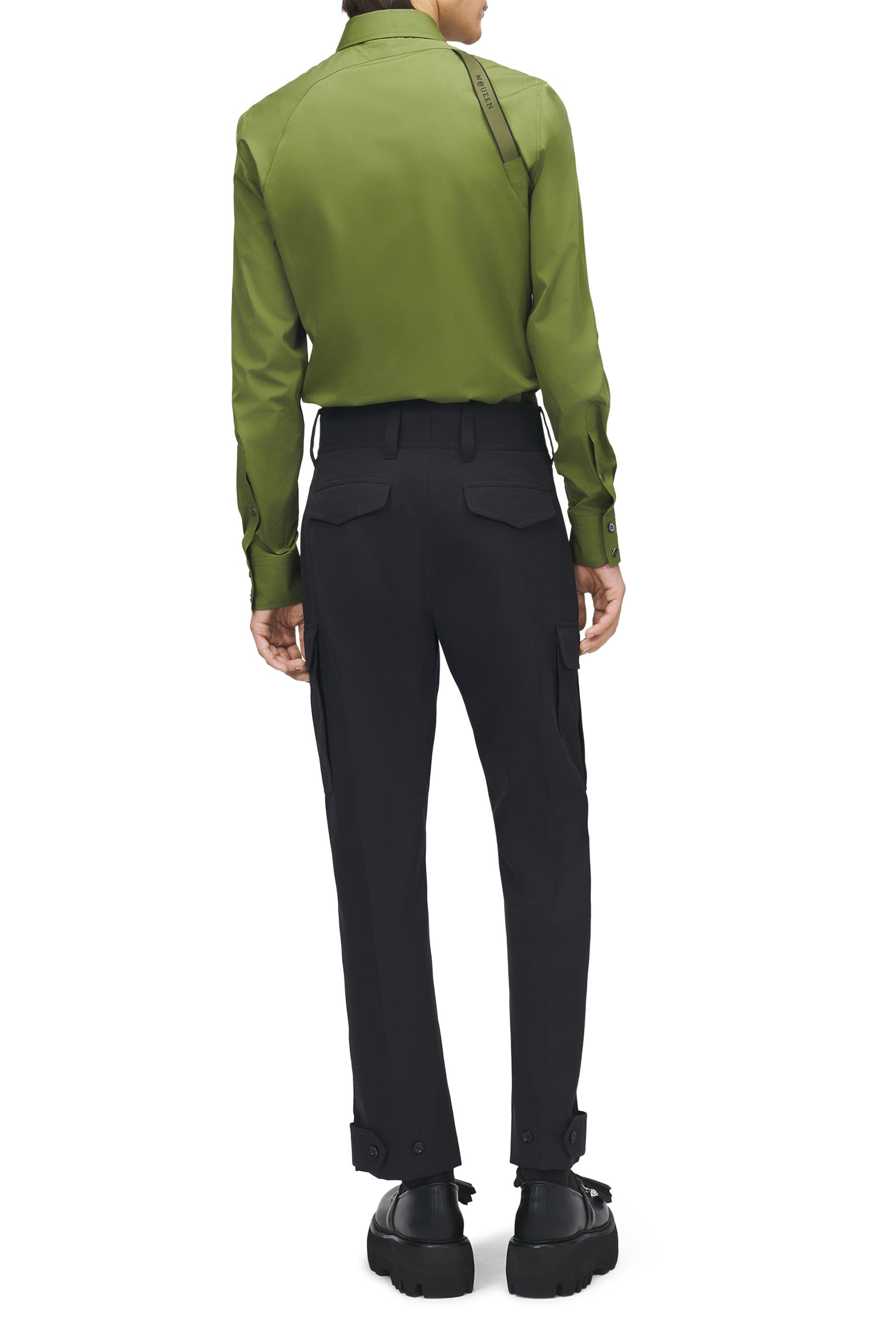 قميص بشريط محفور بشعار الماركة