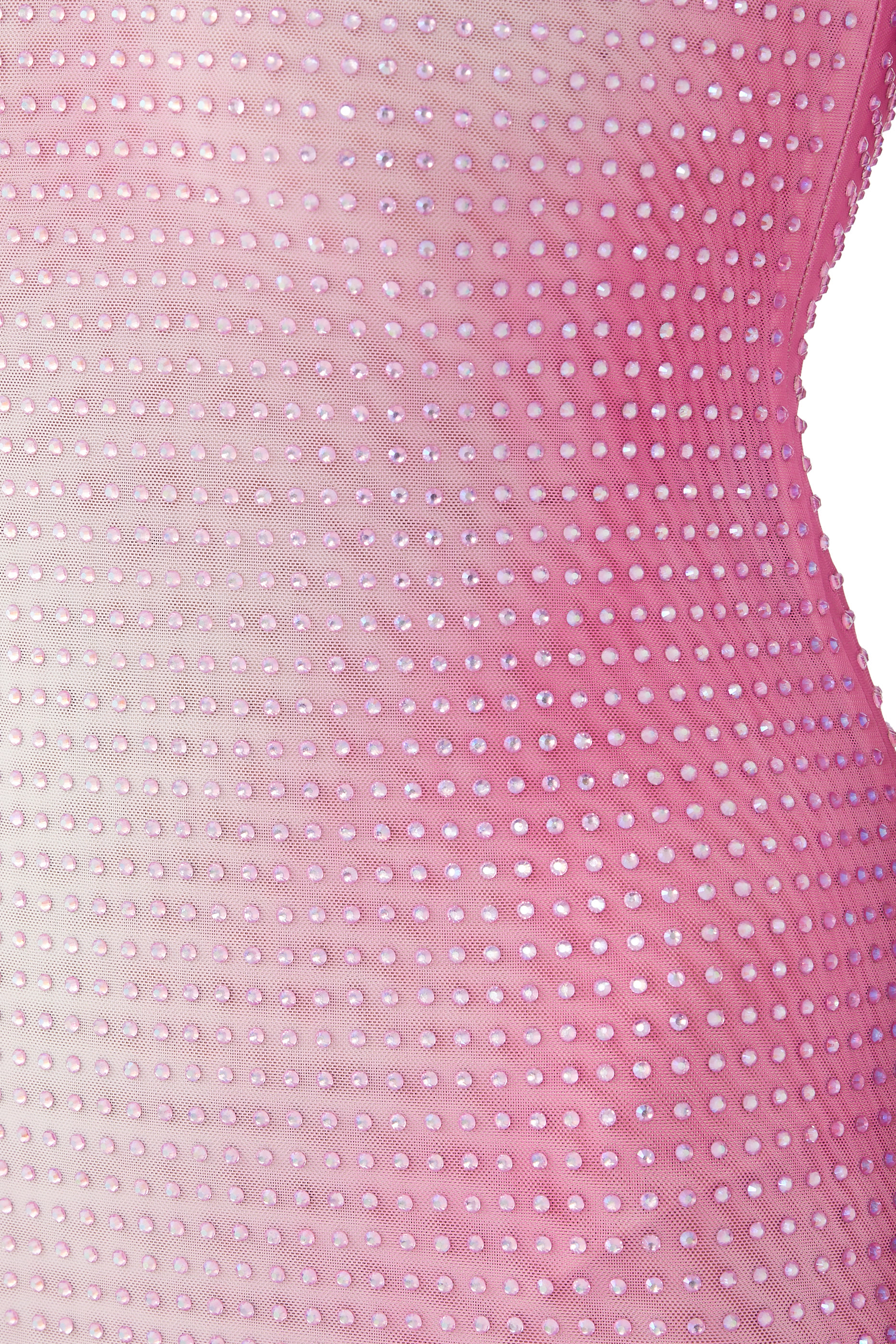 فستان طويل بأكتاف متساقطة مزين بالكريستال ونقشة تبرز جمال قوامك