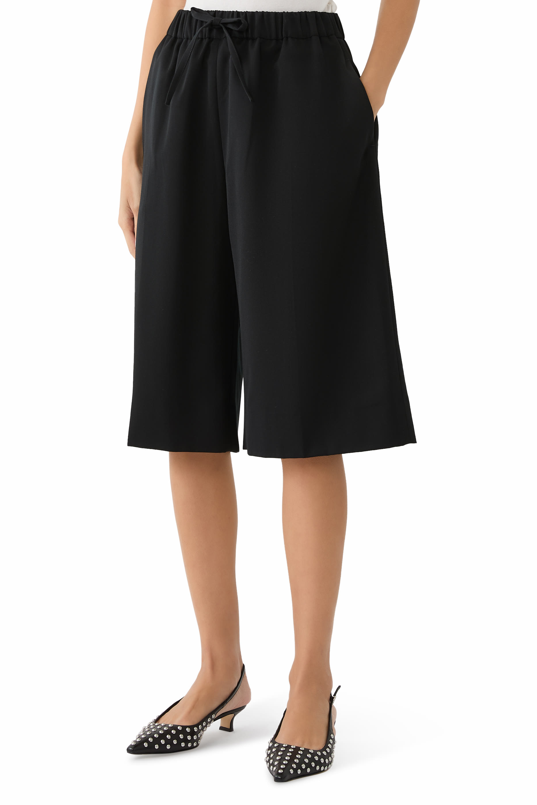 شورت بقصة ساق واسعة طويلة وزهرة أقحوان من لؤلؤ