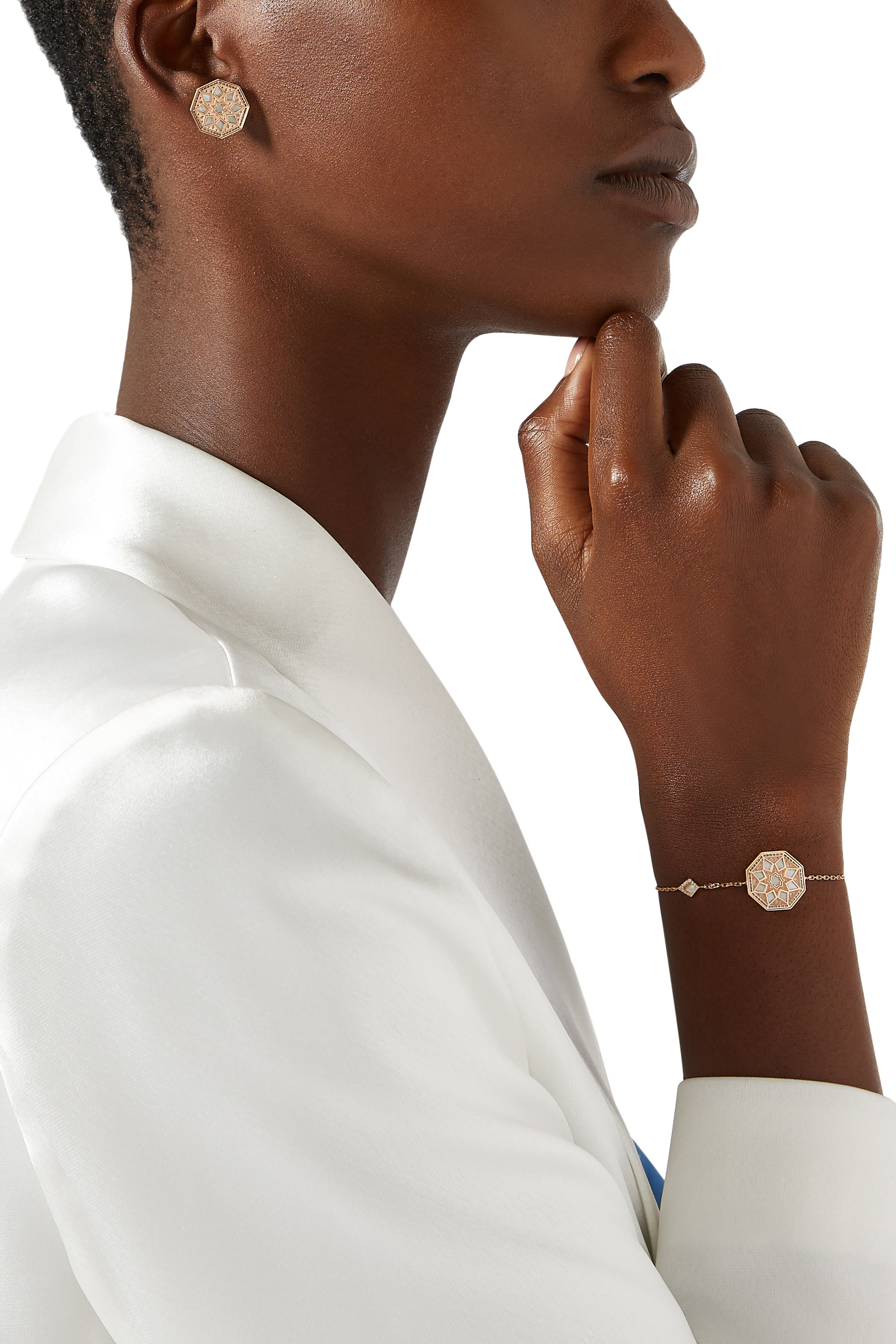 أقراط تراث كلاسيكية كبيرة مرصعة بعرق الؤلؤ، ذهب وردي عيار 18