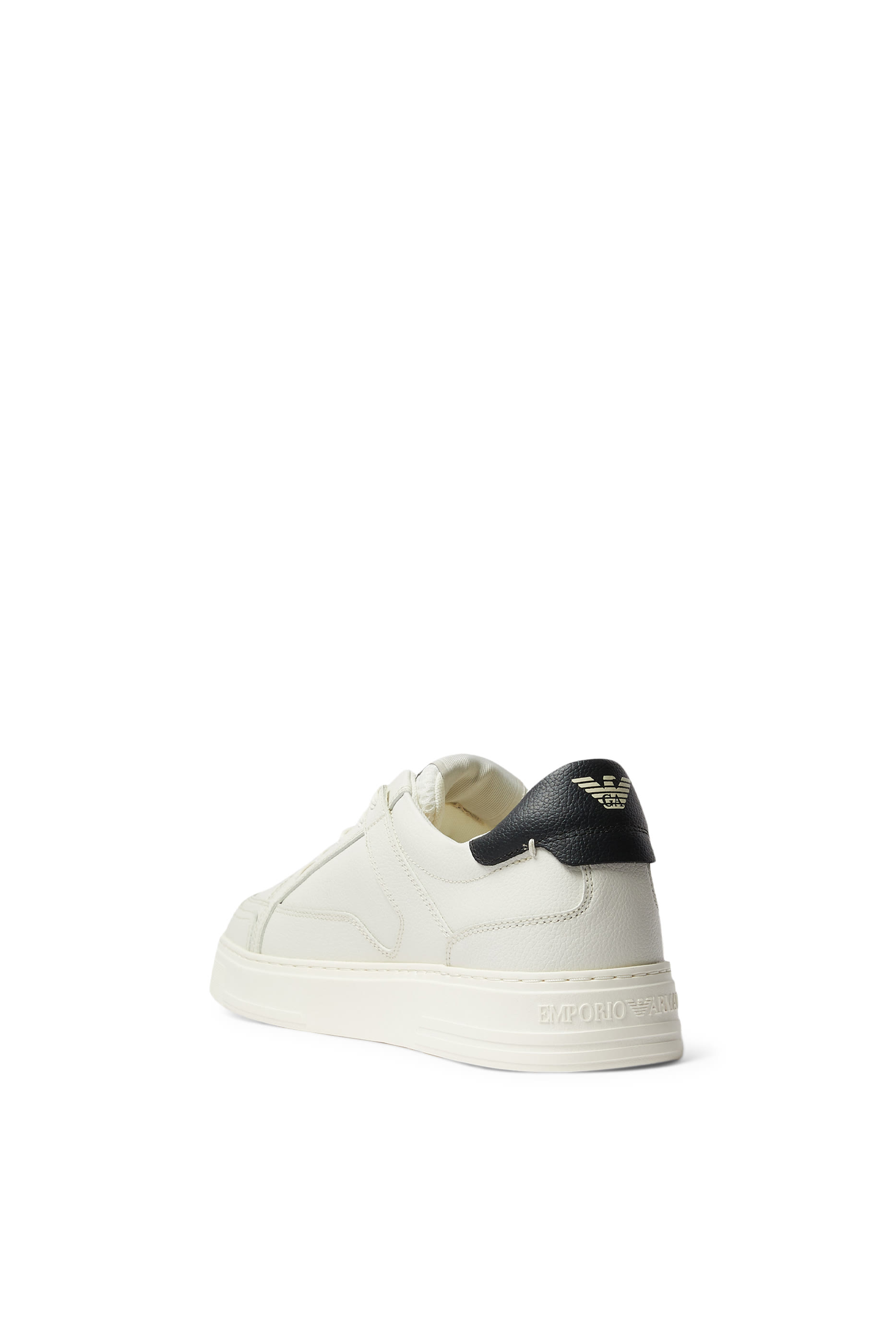 سنيكرز جلد بارز الملمس