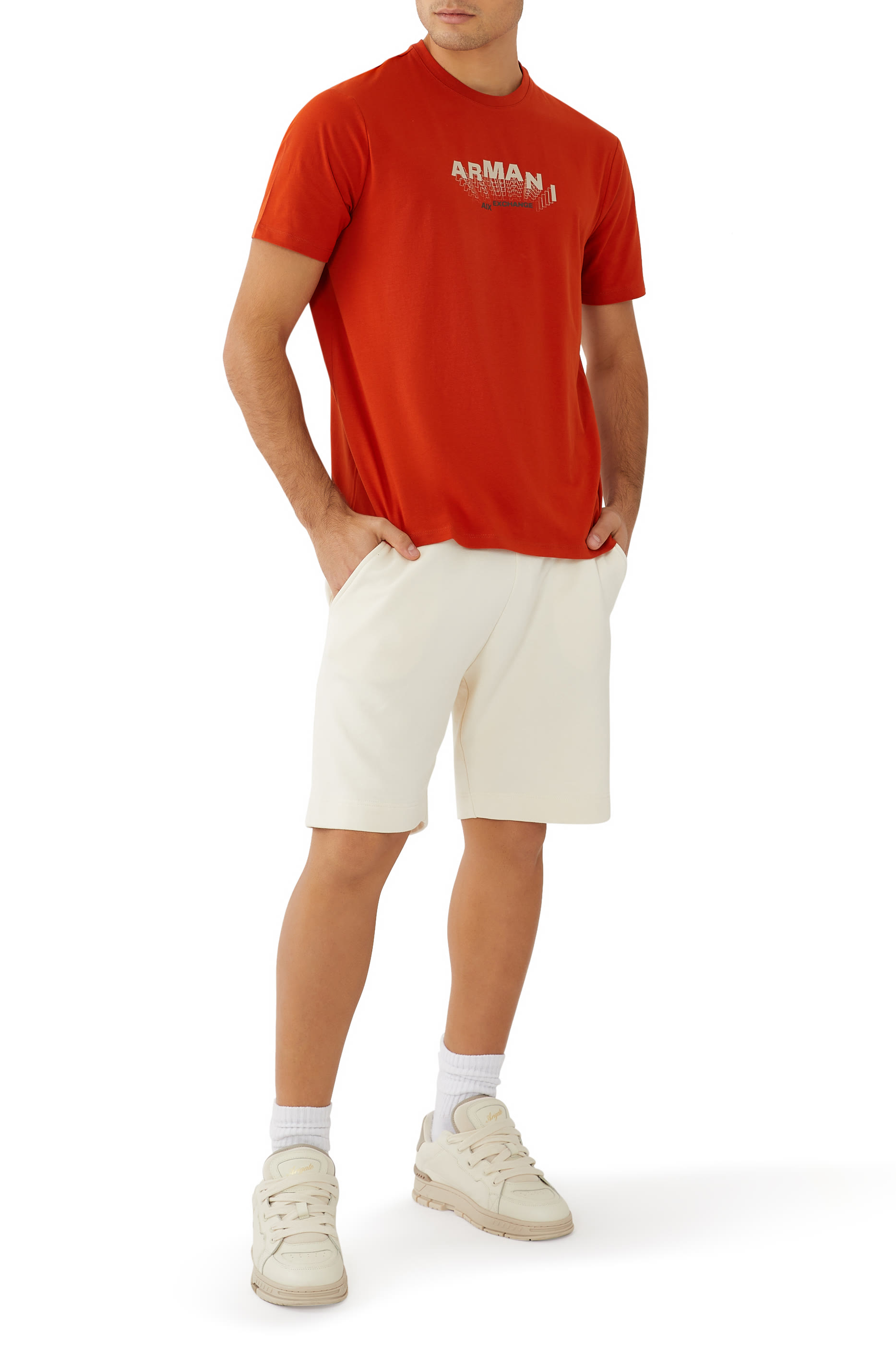 تيشيرت بقصة ضيقة وشعار الماركة بارز الملمس