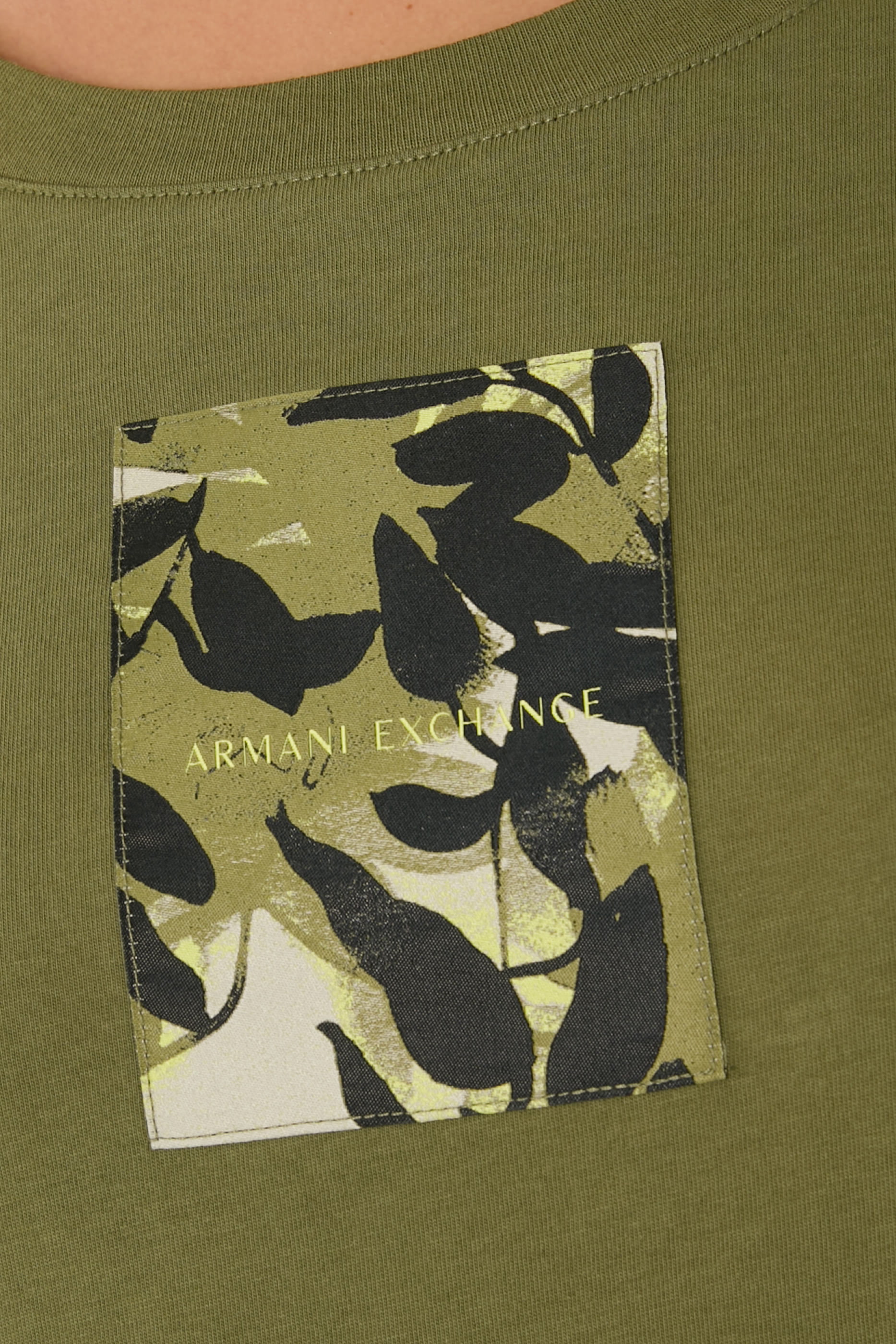 تيشيرت بقصة مريحة وطبعة شعار الماركة