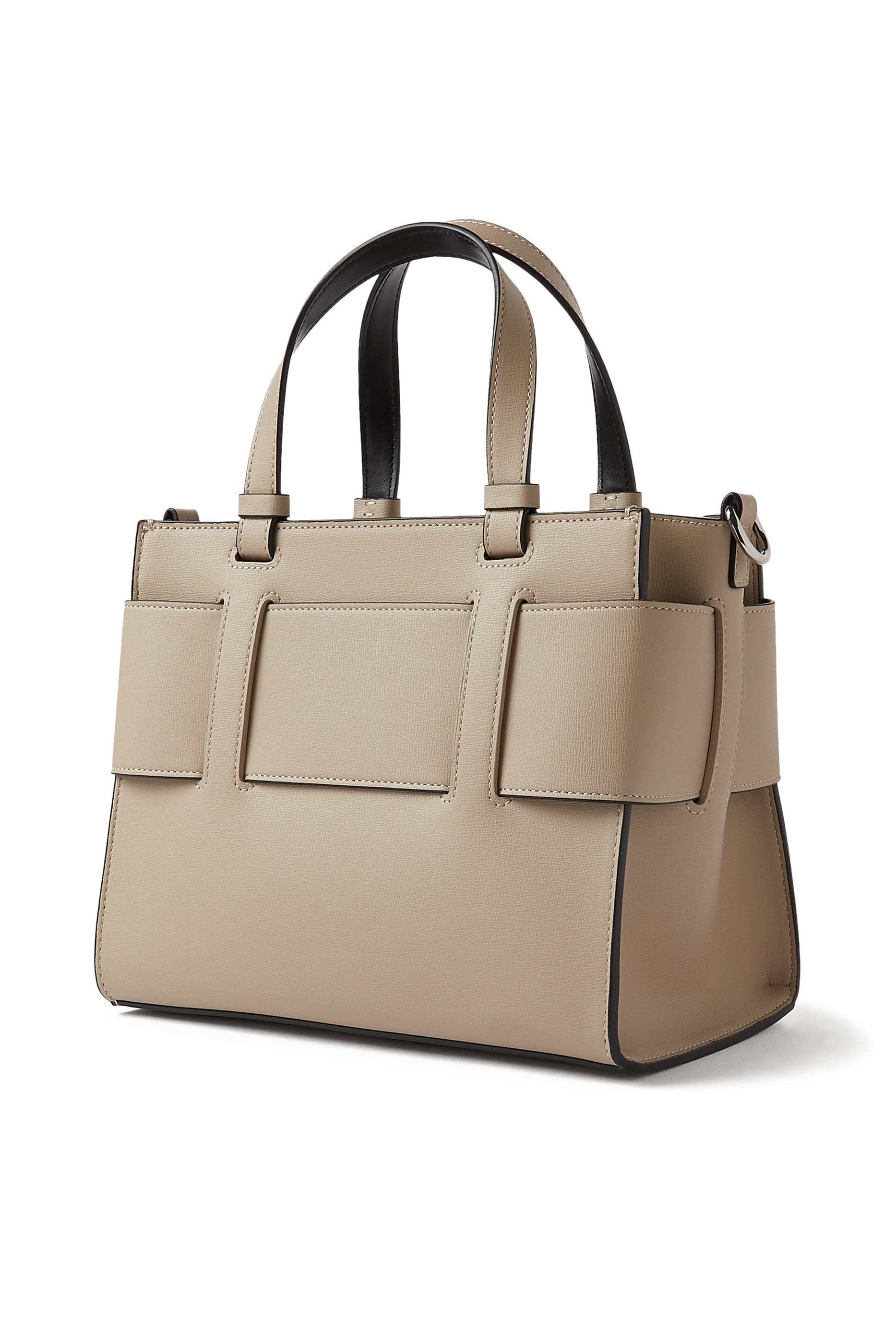 حقيبة يد مزينة بشعار الماركة