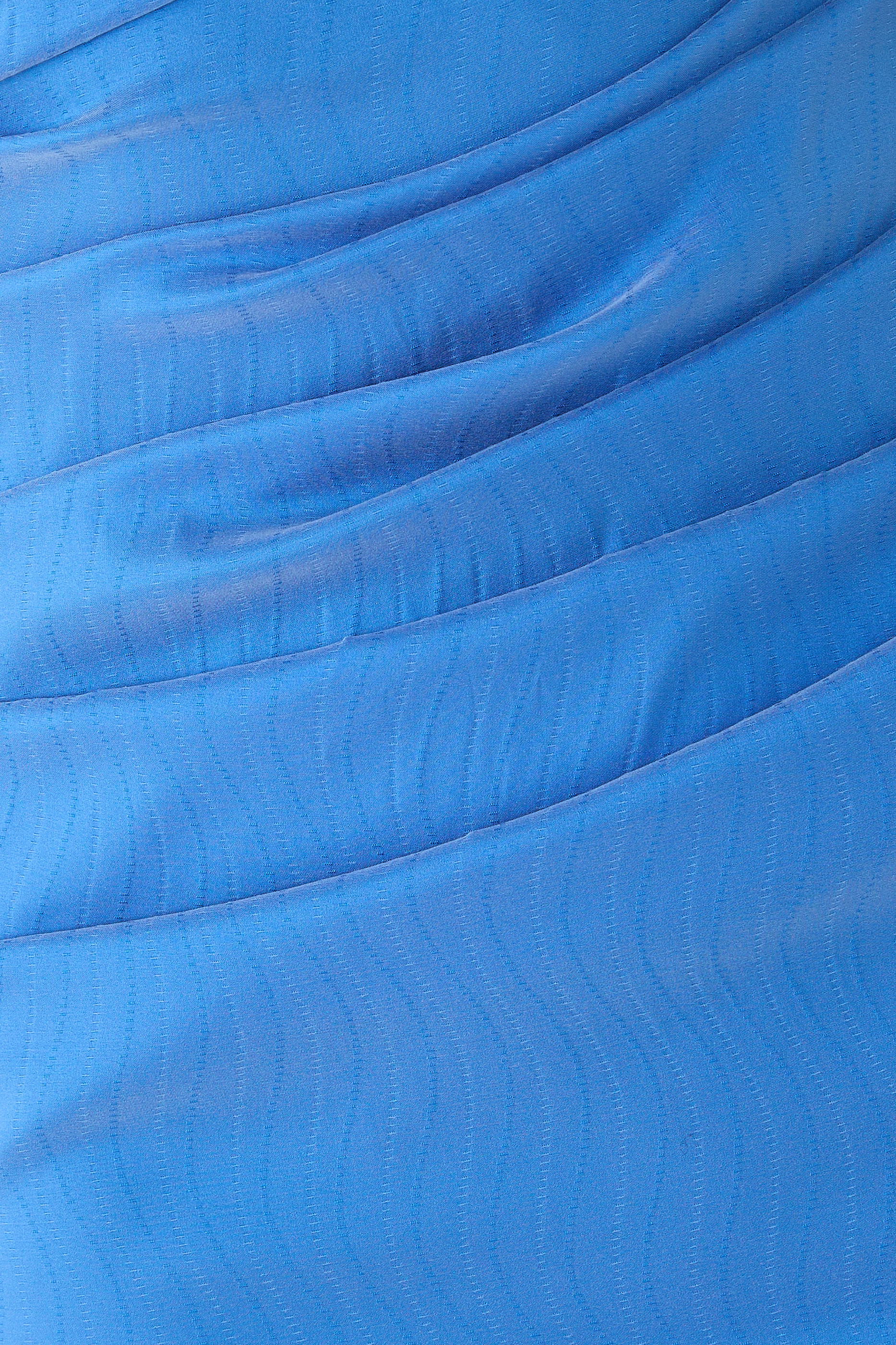 فستان سهرة طويل بياقة غير متماثلة