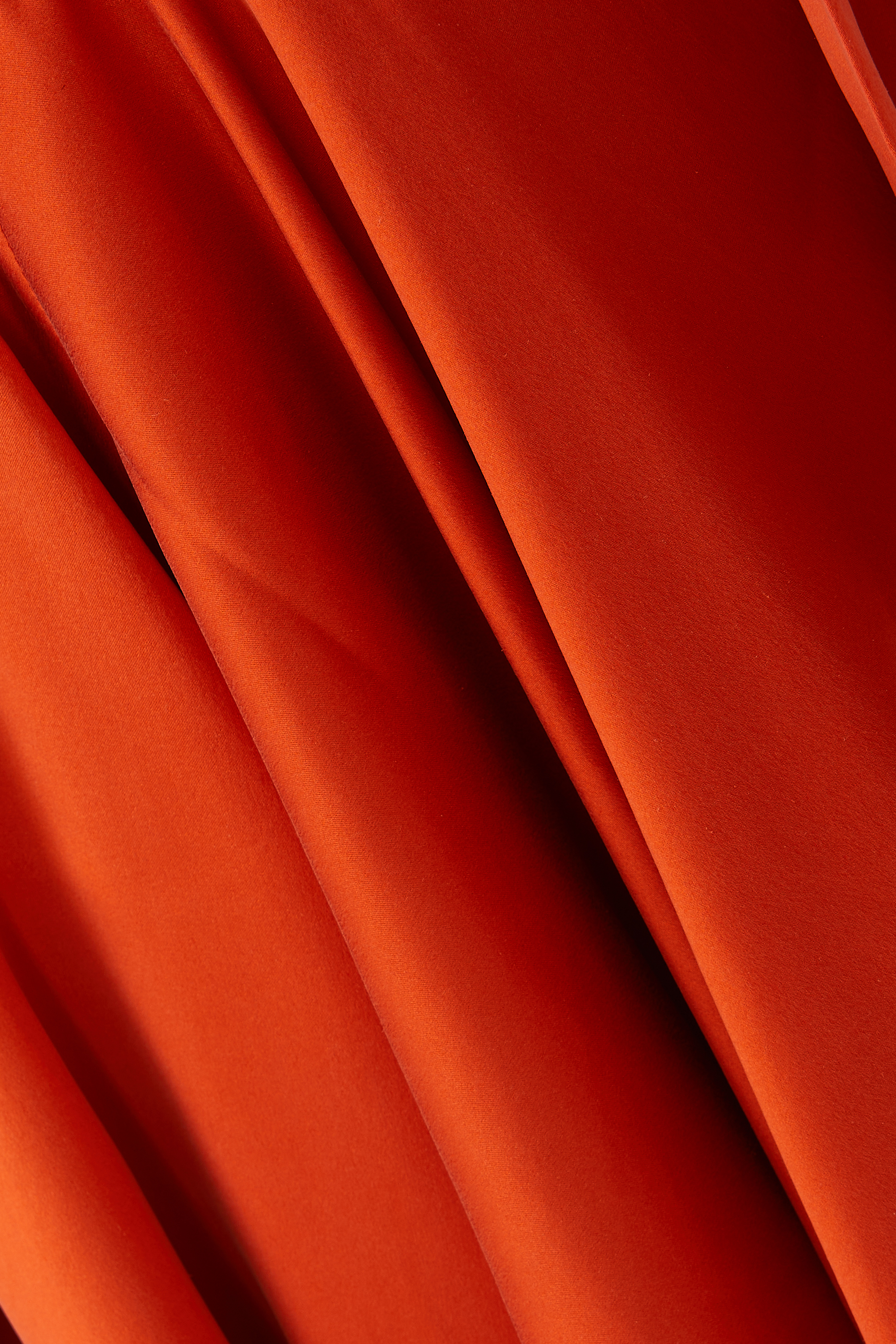 فستان قصير بتصميم ملفوف بكشكش حرير