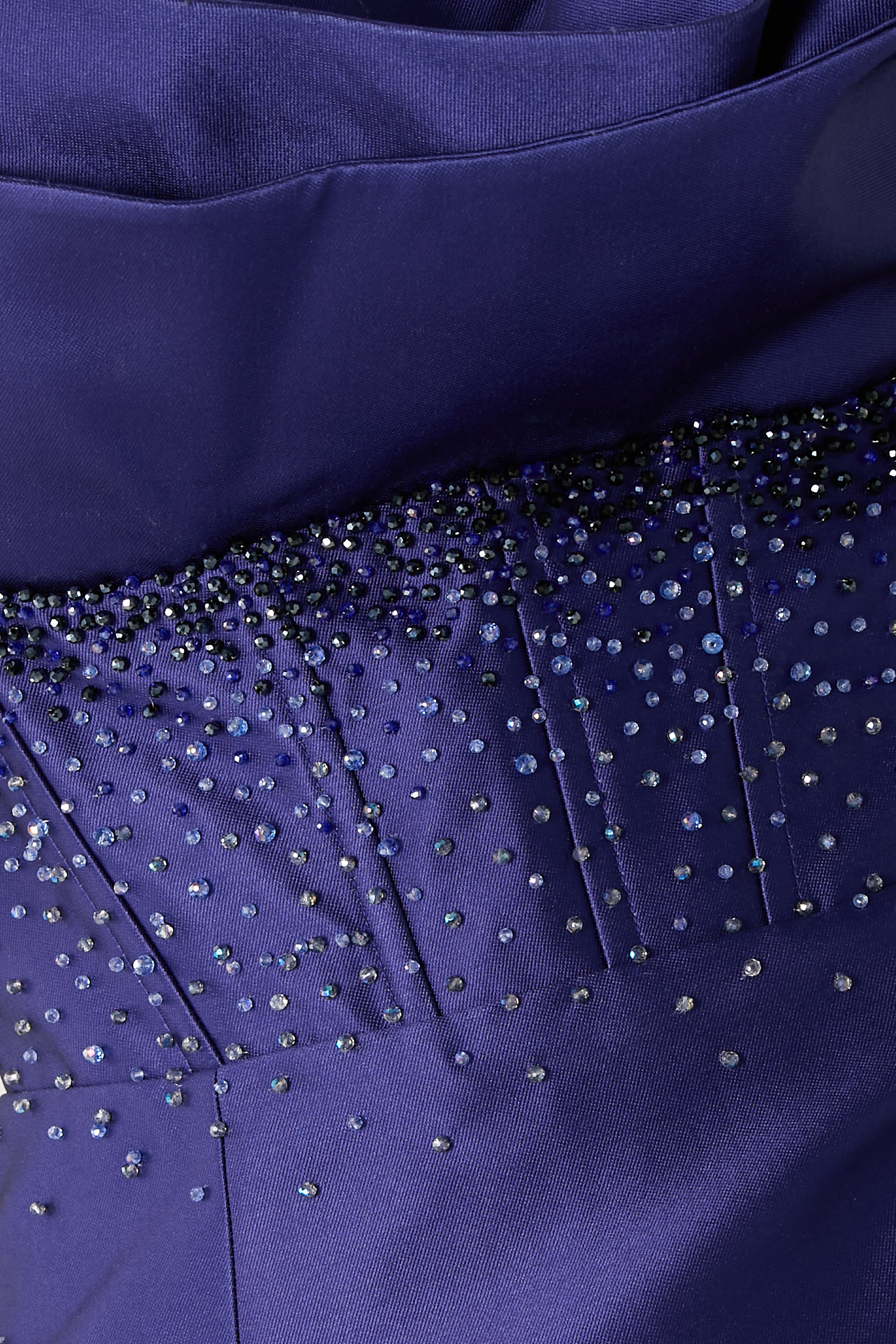  فستان سهرة بلا حمالات مزين بكريستال 