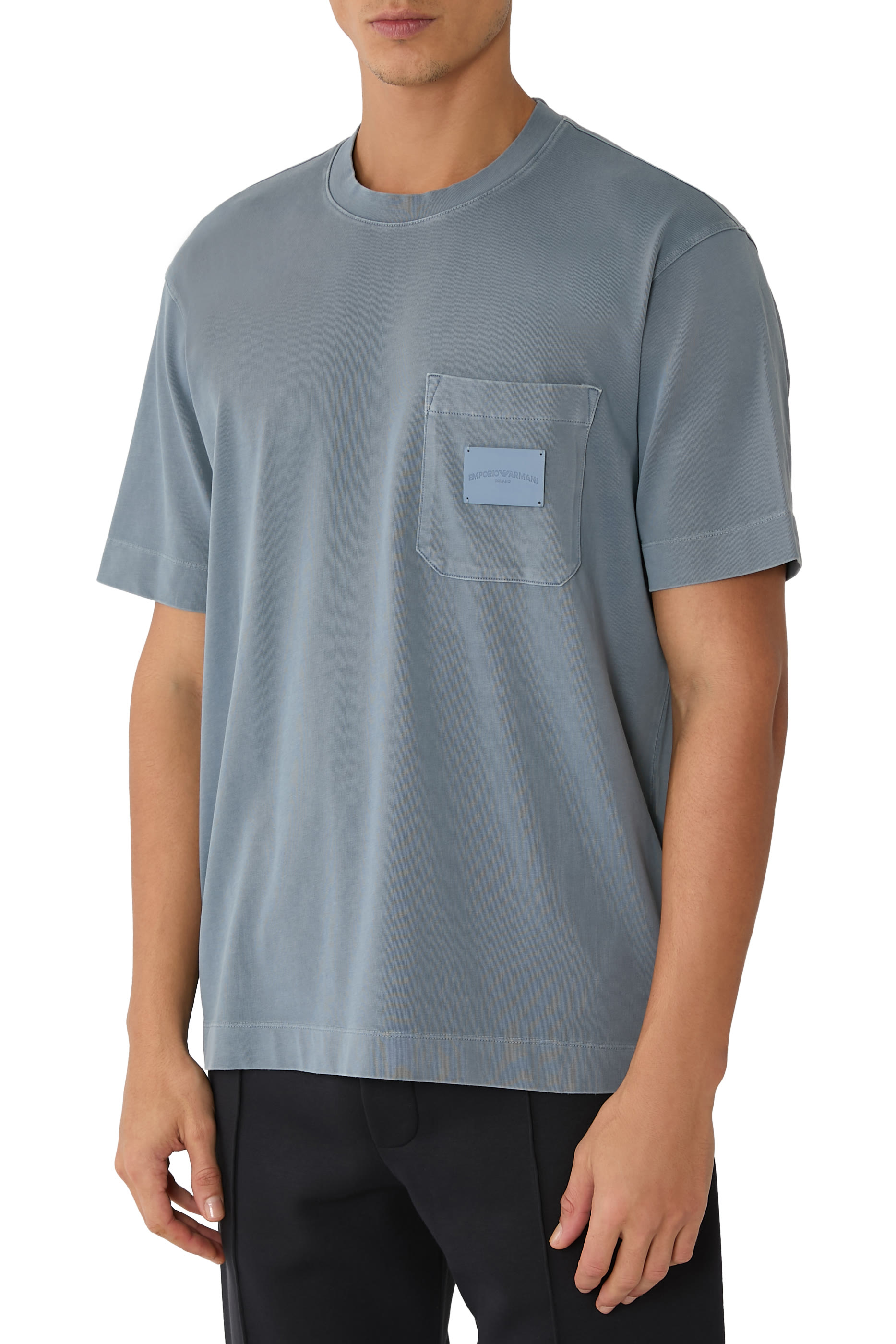 تيشيرت بأكمام قصيرة ورقعة شعار الماركة