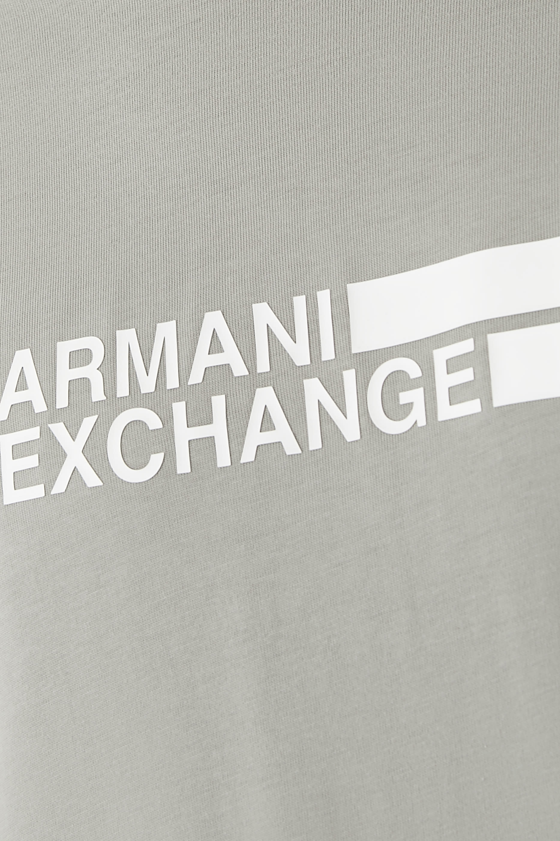 تيشيرت بياقة ضيقة بنقشة شعار الماركة