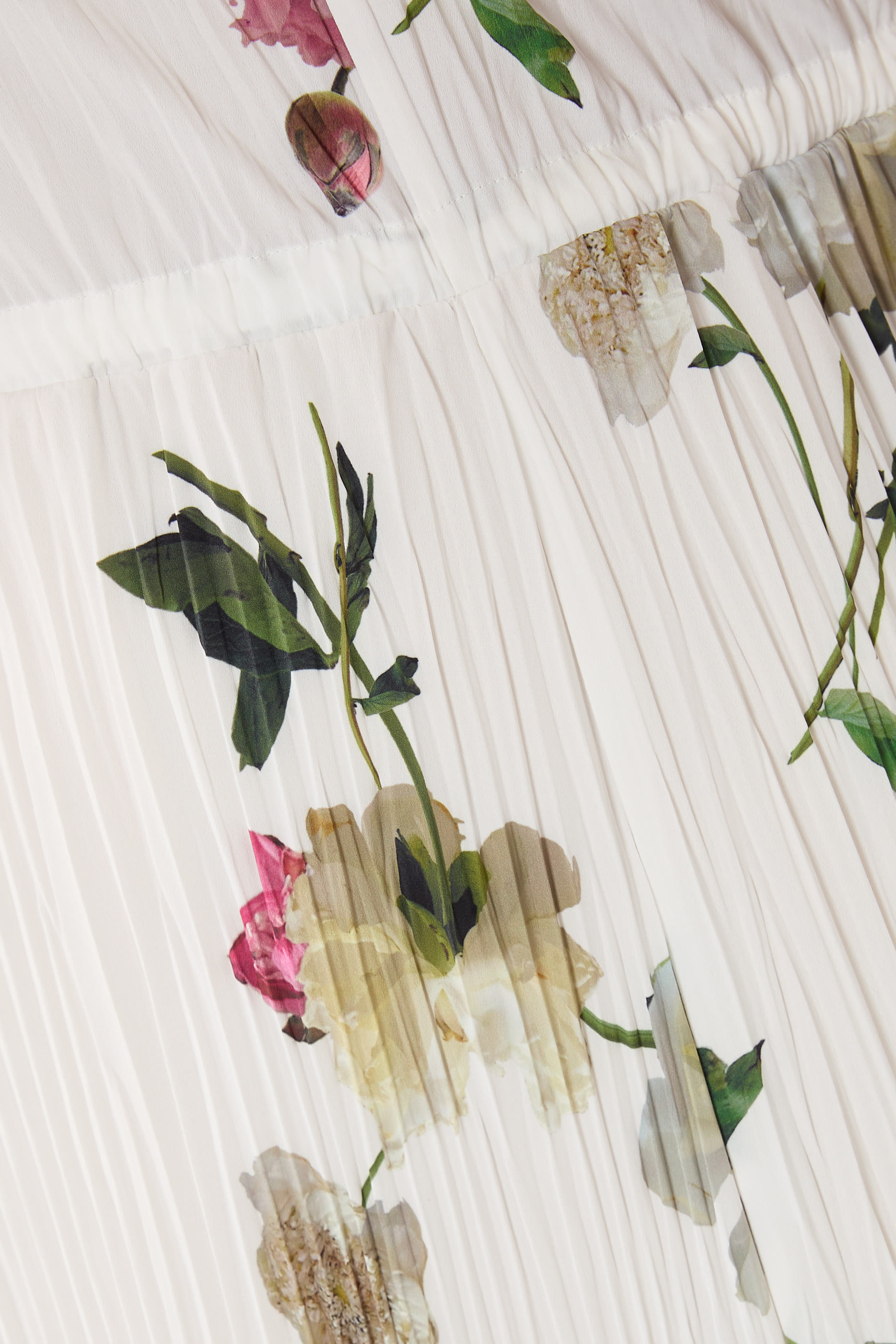 فستان بياقة V  وطيات مزين بطبعة فاونيا ذابلة