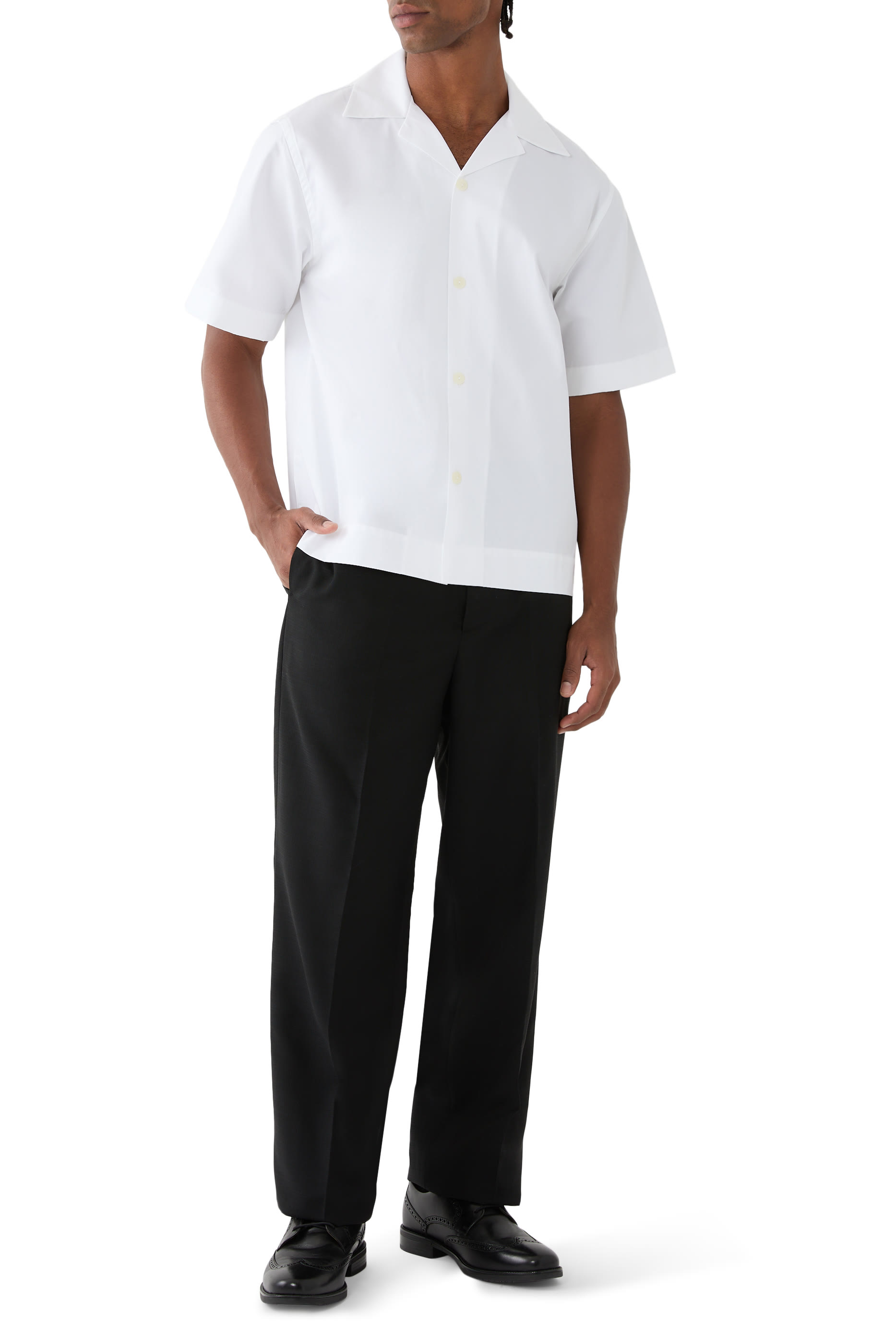 قميص بأكمام قصيرة، قصة فضفاضة وياقة مطوية 