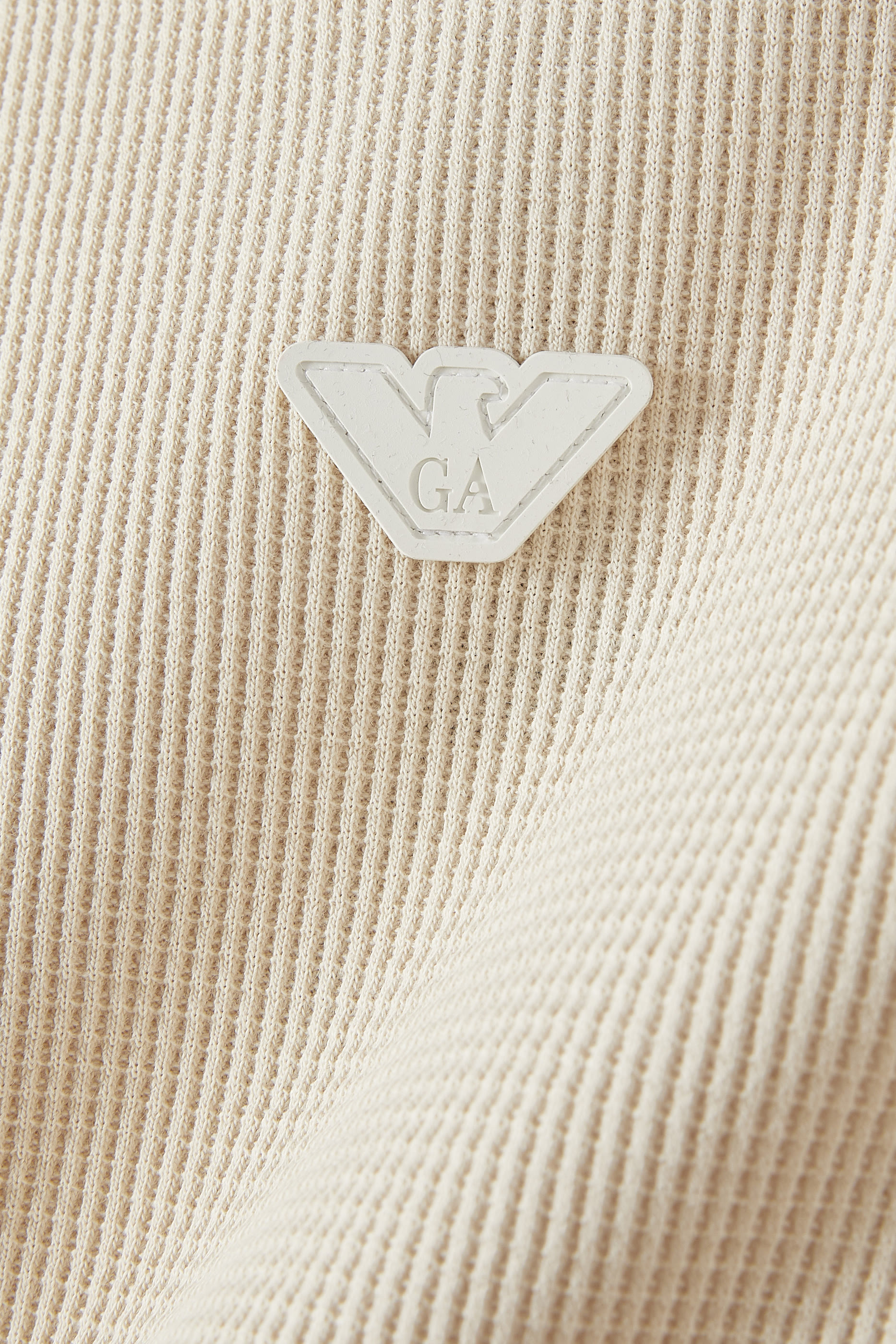 تيشيرت بنسيج متشابك وشعار الماركة للأطفال