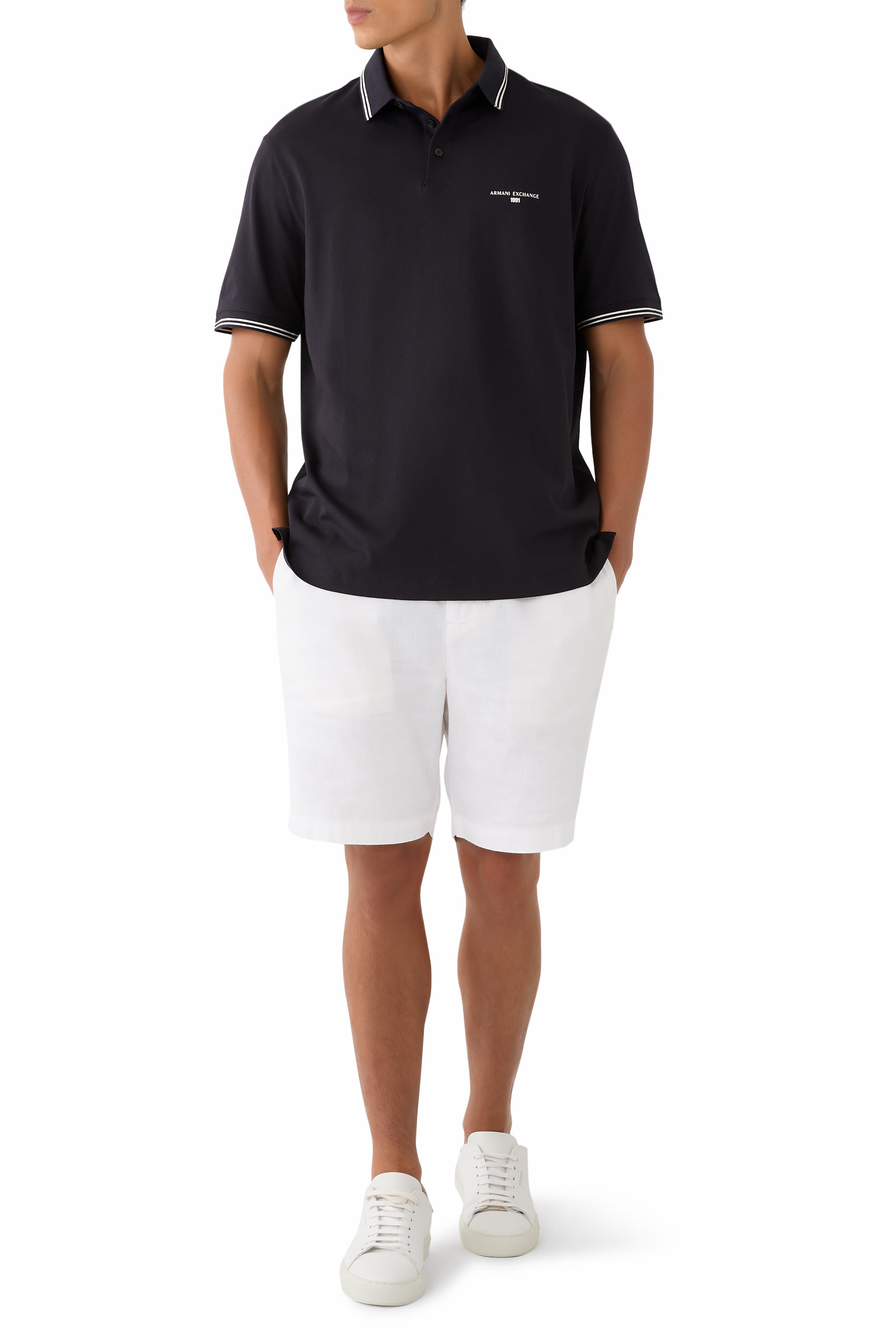 قميص بولو بنصف أزرار وشعار الماركة