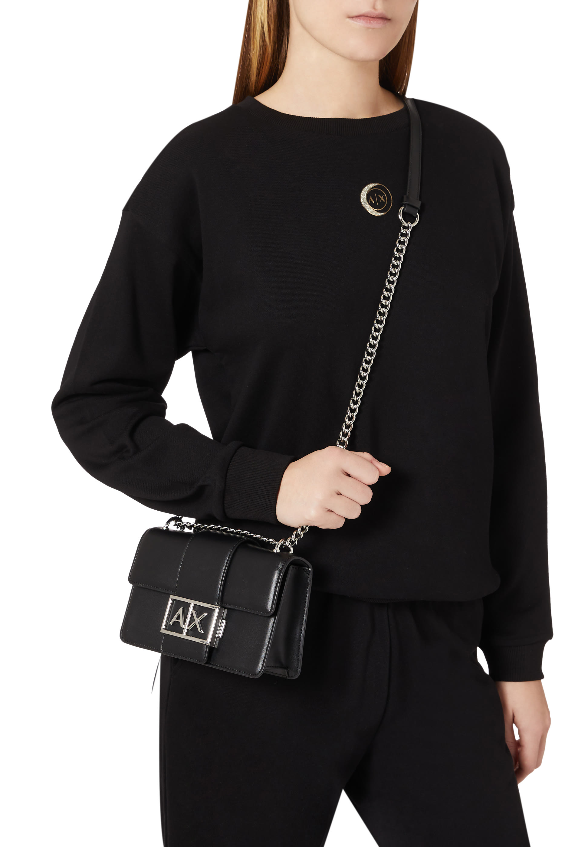 حقيبة كتف بحلية معدنية بشعار الماركة