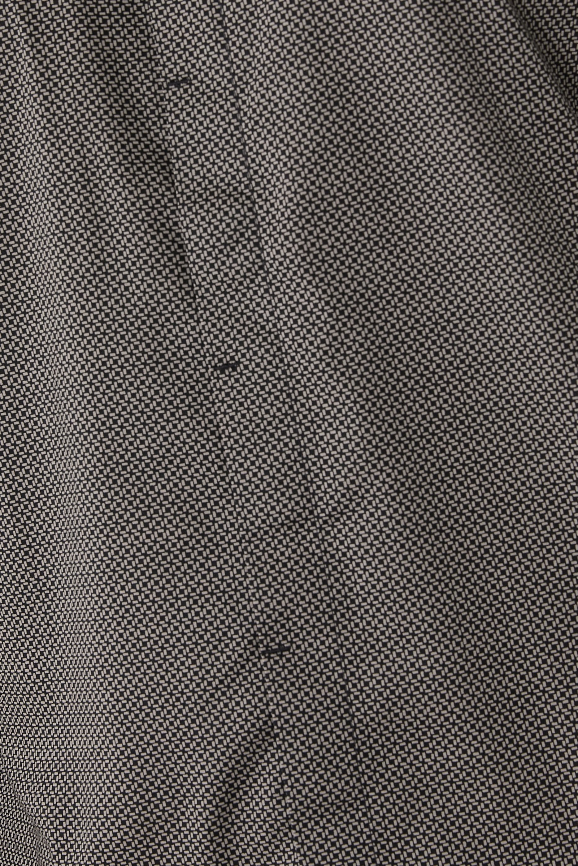 قميص بقصة ضيقة بأكمام قصيرة