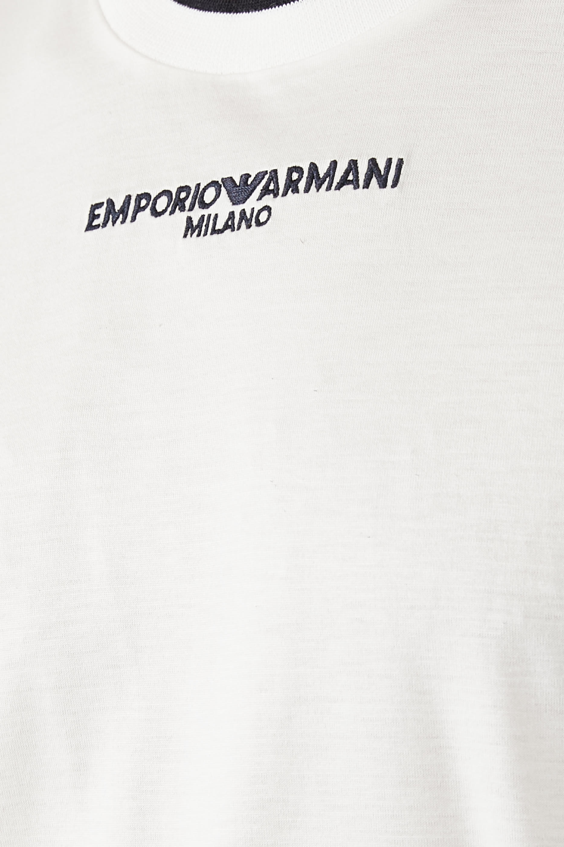 تيشيرت بياقة ضيقة بشعار الماركة