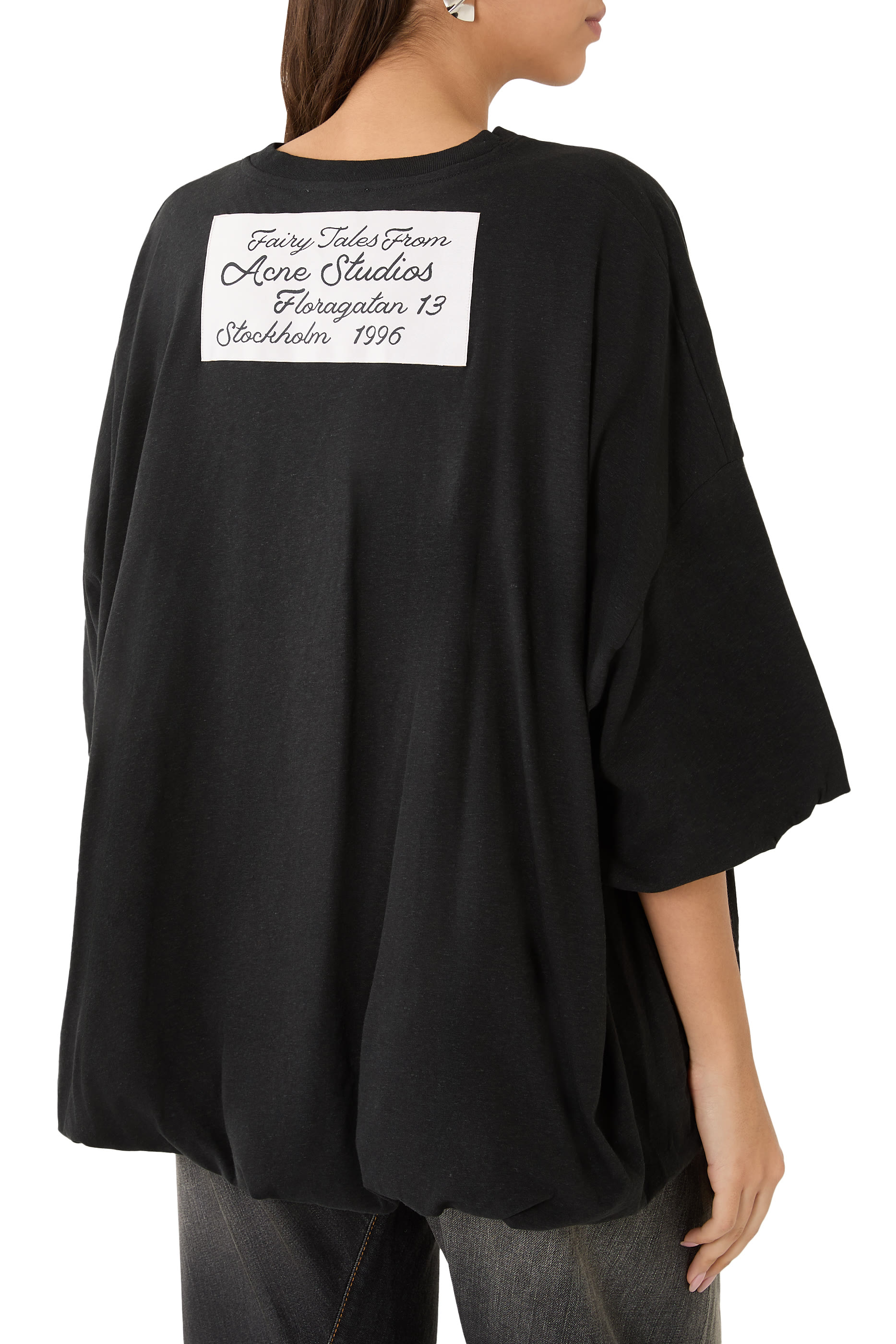 تيشيرت بشعار الماركة وتفاصيل كشكش