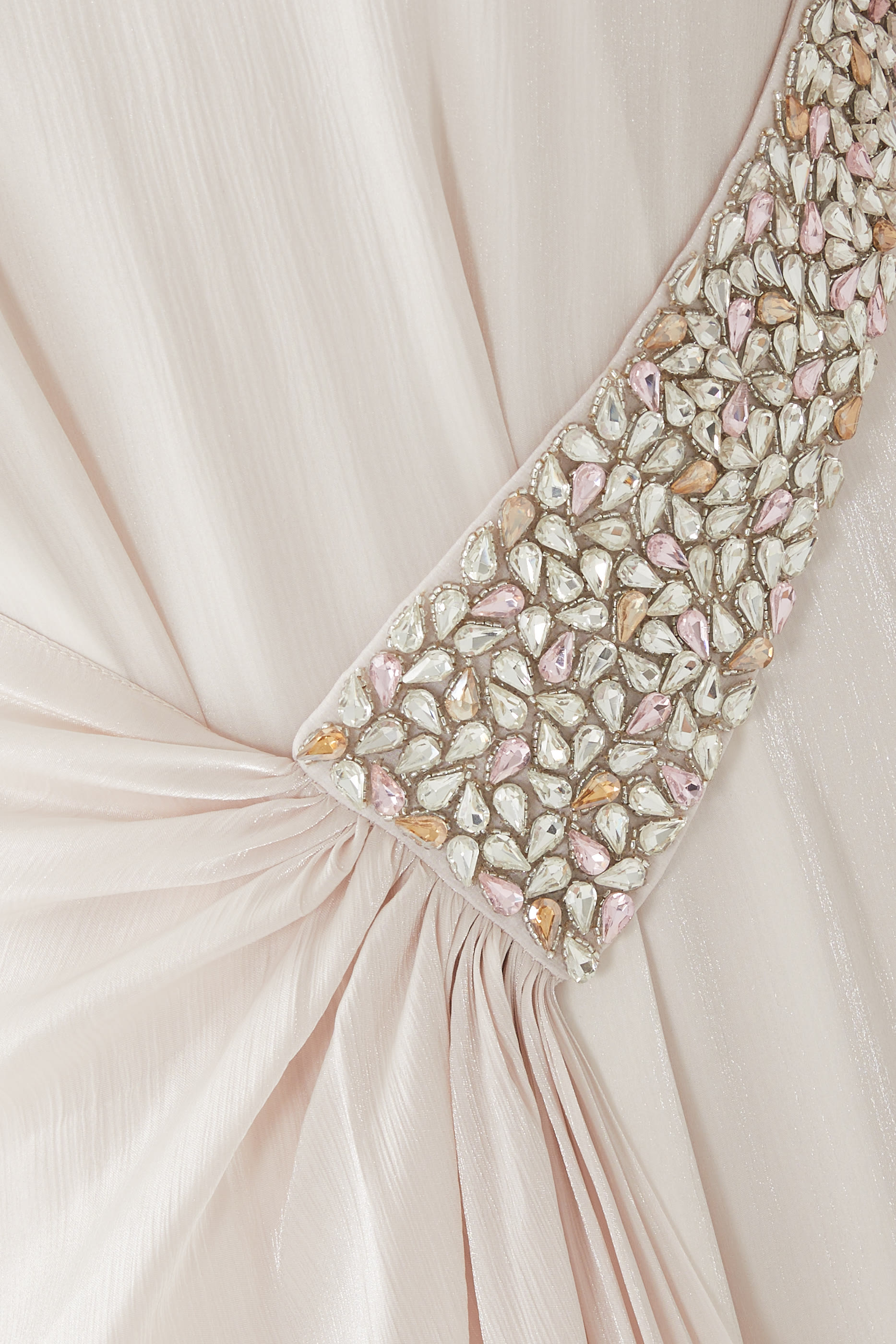 قفطان زوريا بالكريستال وياقة عالية