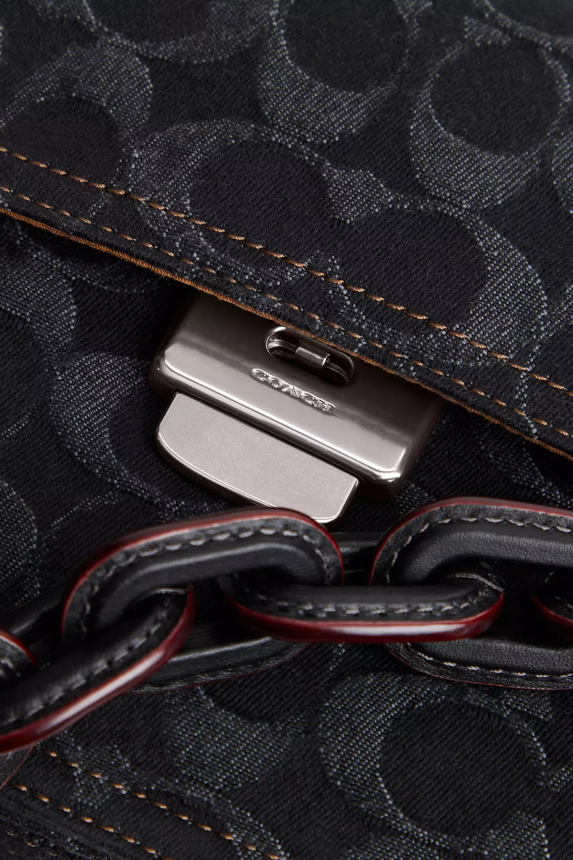 حقيبة روج بيد علوية دنيم محفور بشعار الماركة