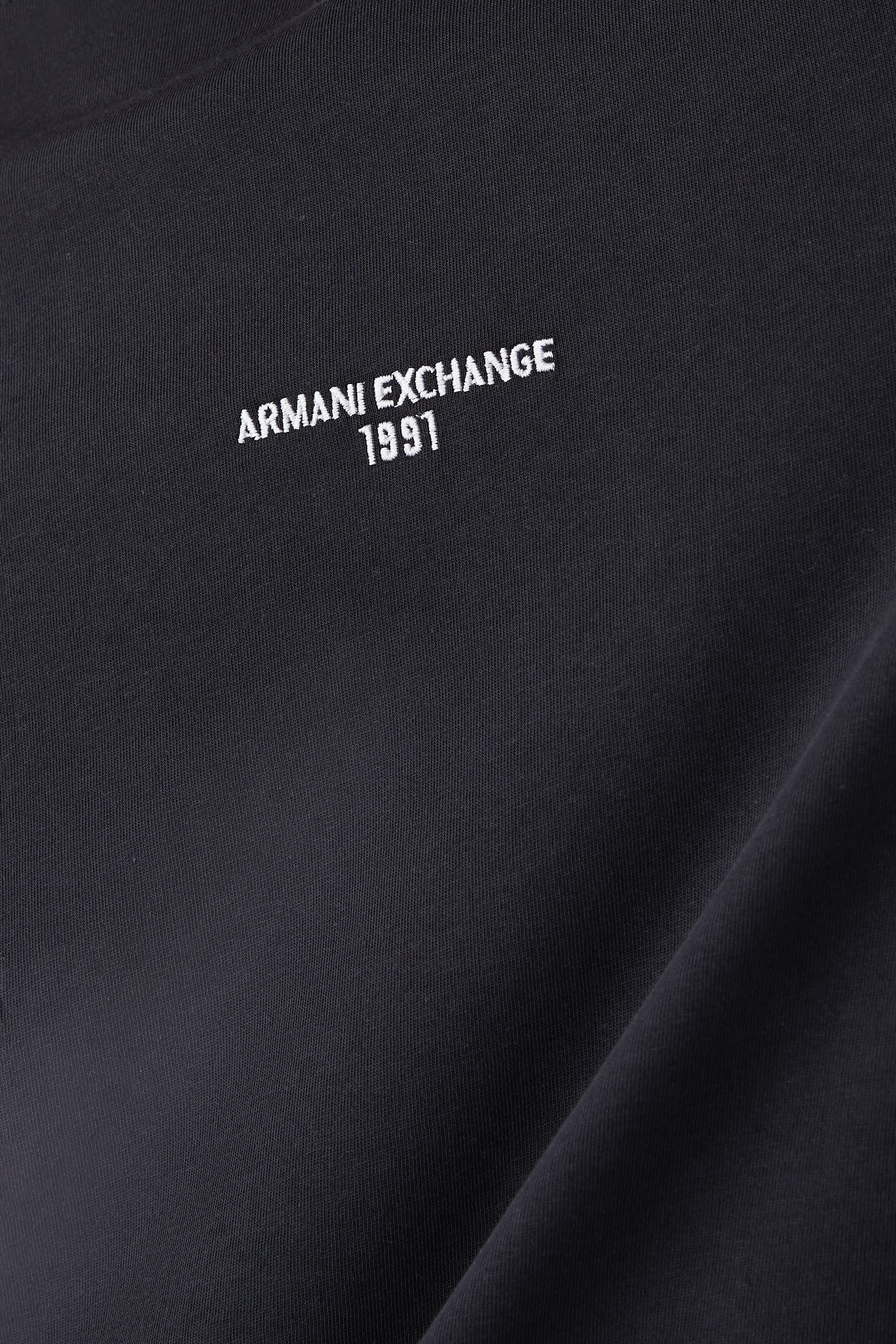 تيشيرت بأكمام قصيرة وشعار الماركة