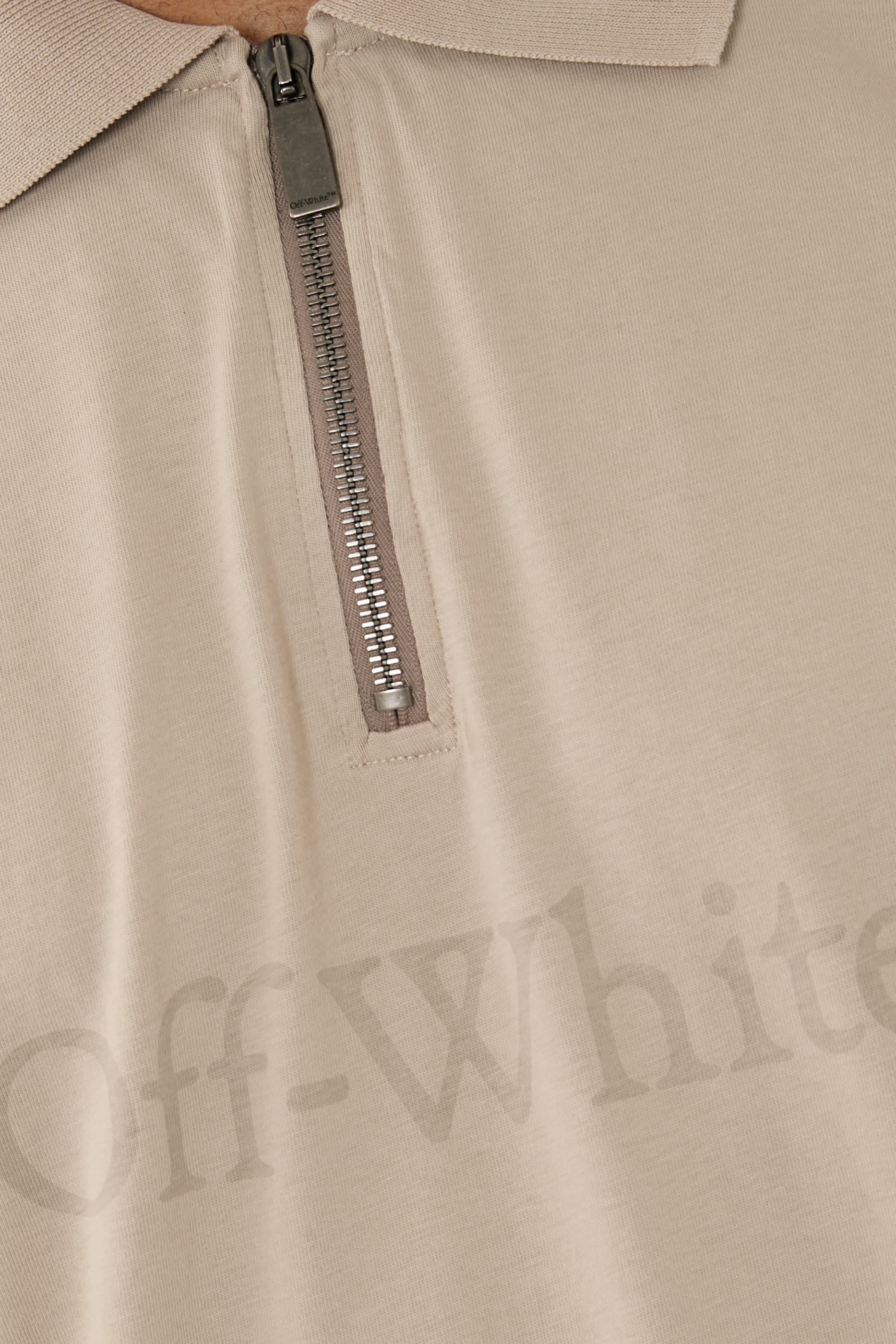 قميص بولو بأكمام مزدوجة وشعار الماركة بحجم كبير