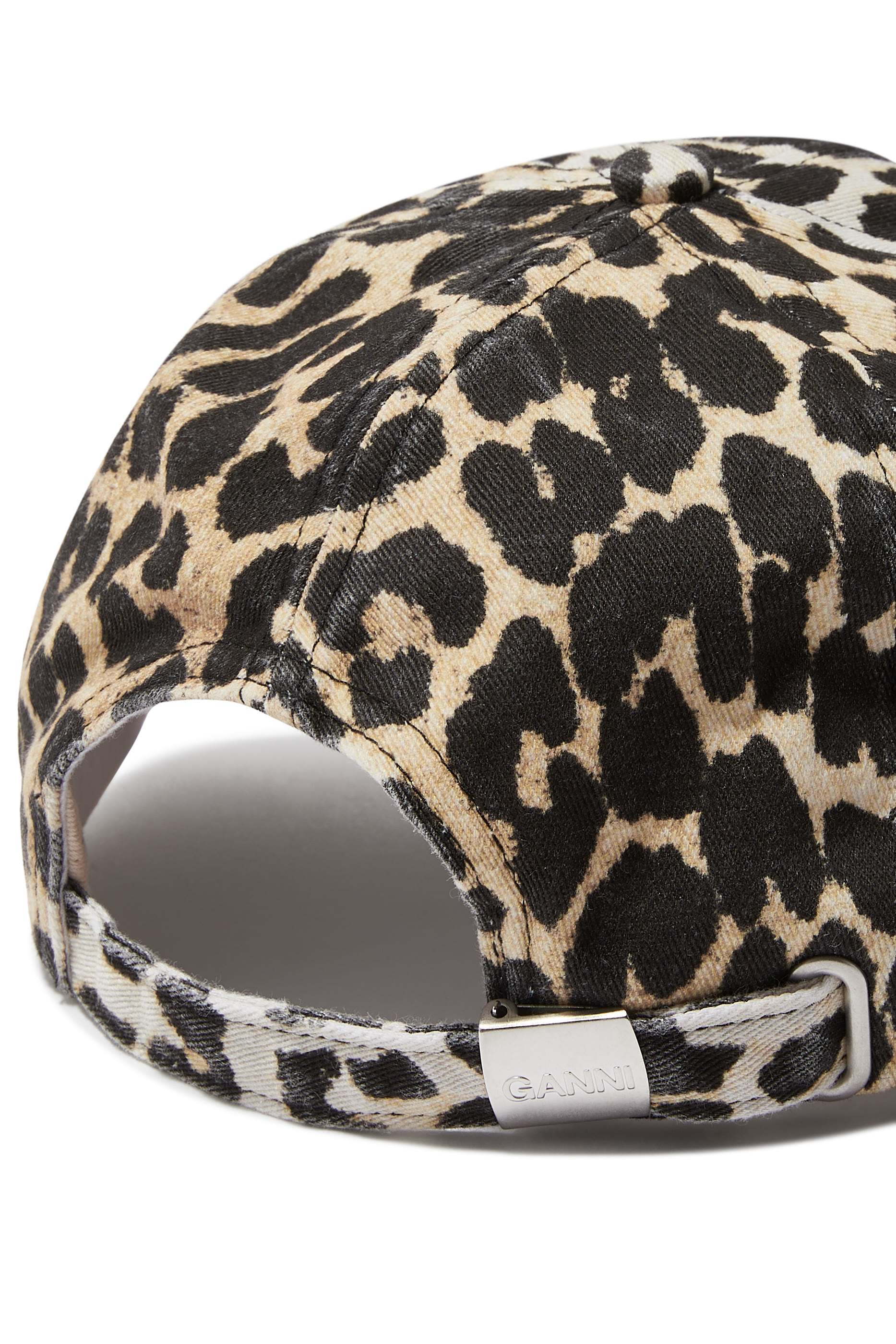 كاب بشعار الماركة