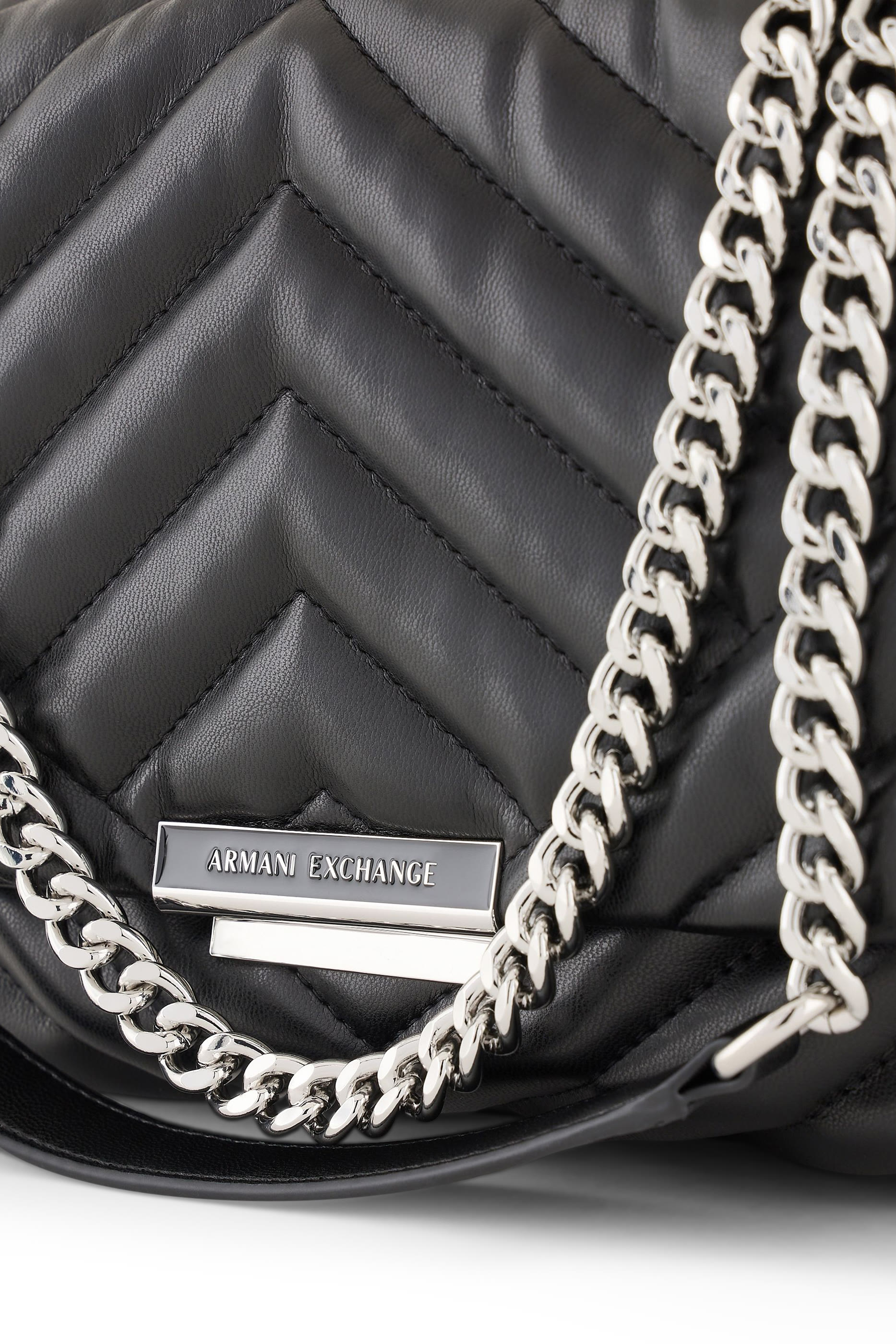 حقيبة كتف مبطنة بتفاصيل معدنية