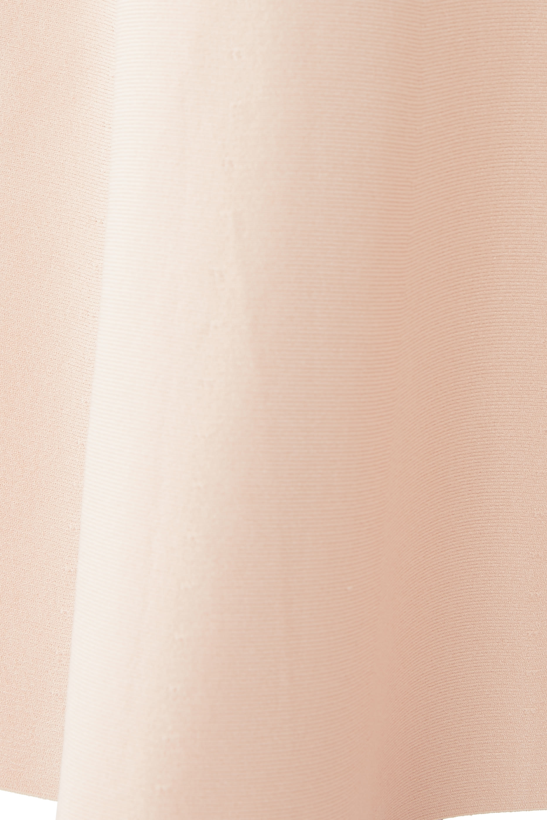 تنورة بقصة ضيقة وحافة واسعة