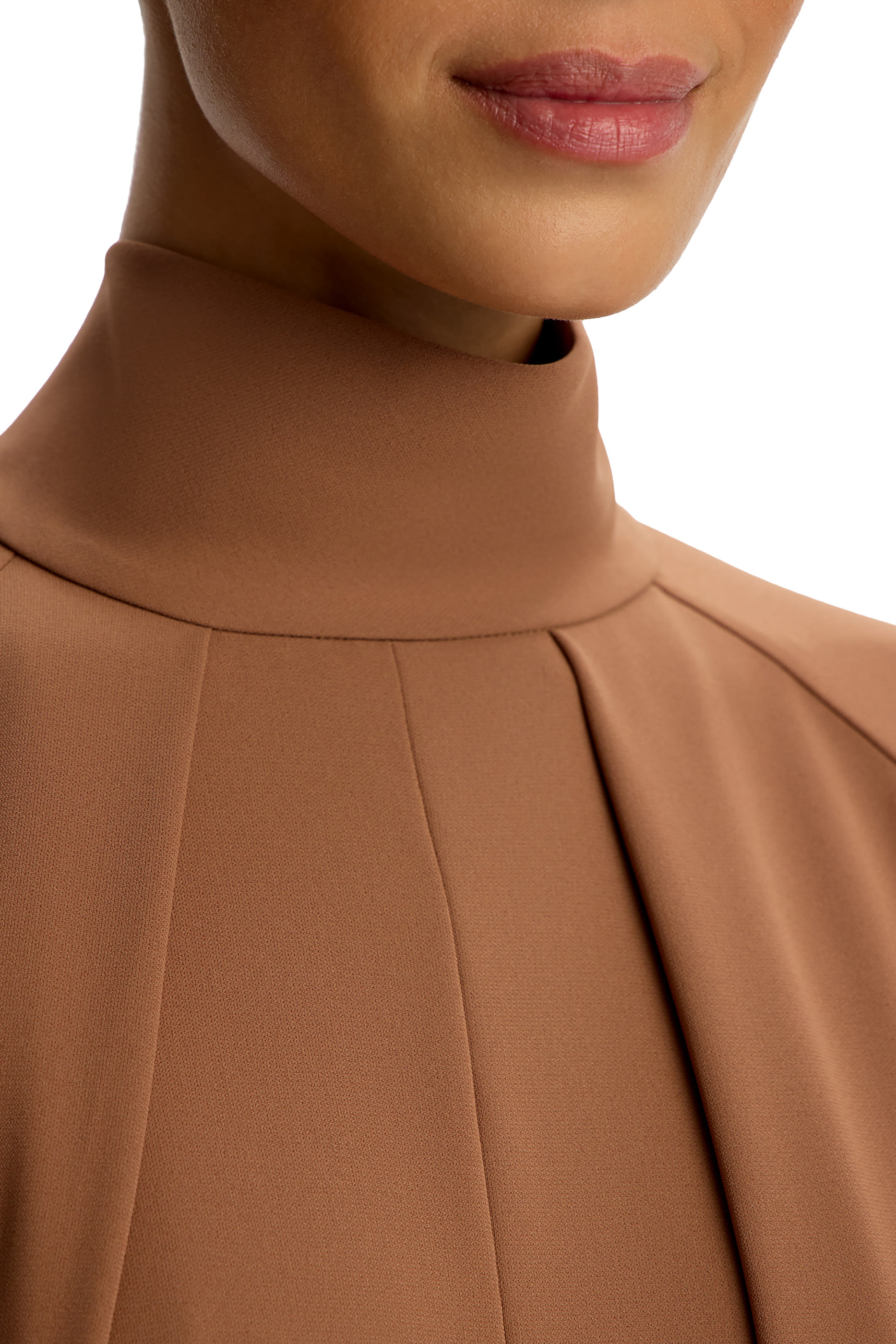 فستان طويل بياقة عالية