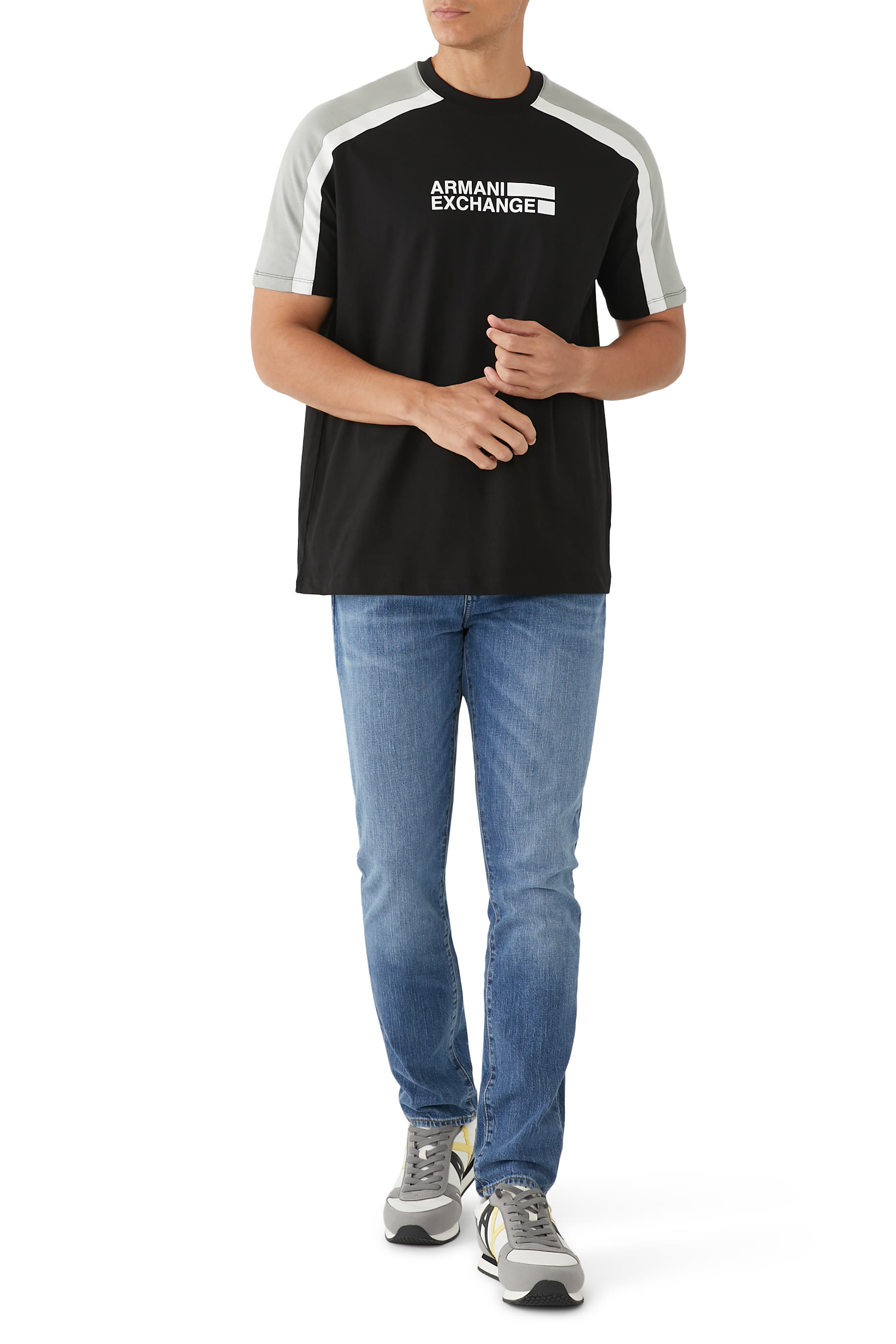 تيشيرت بياقة ضيقة بنقشة شعار الماركة