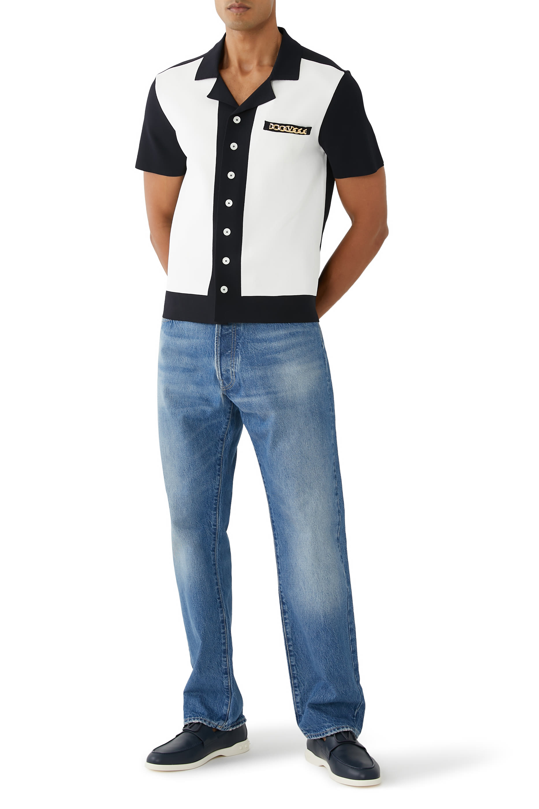 بنطال دنيم بحلية معدنية بتصميم شعار V