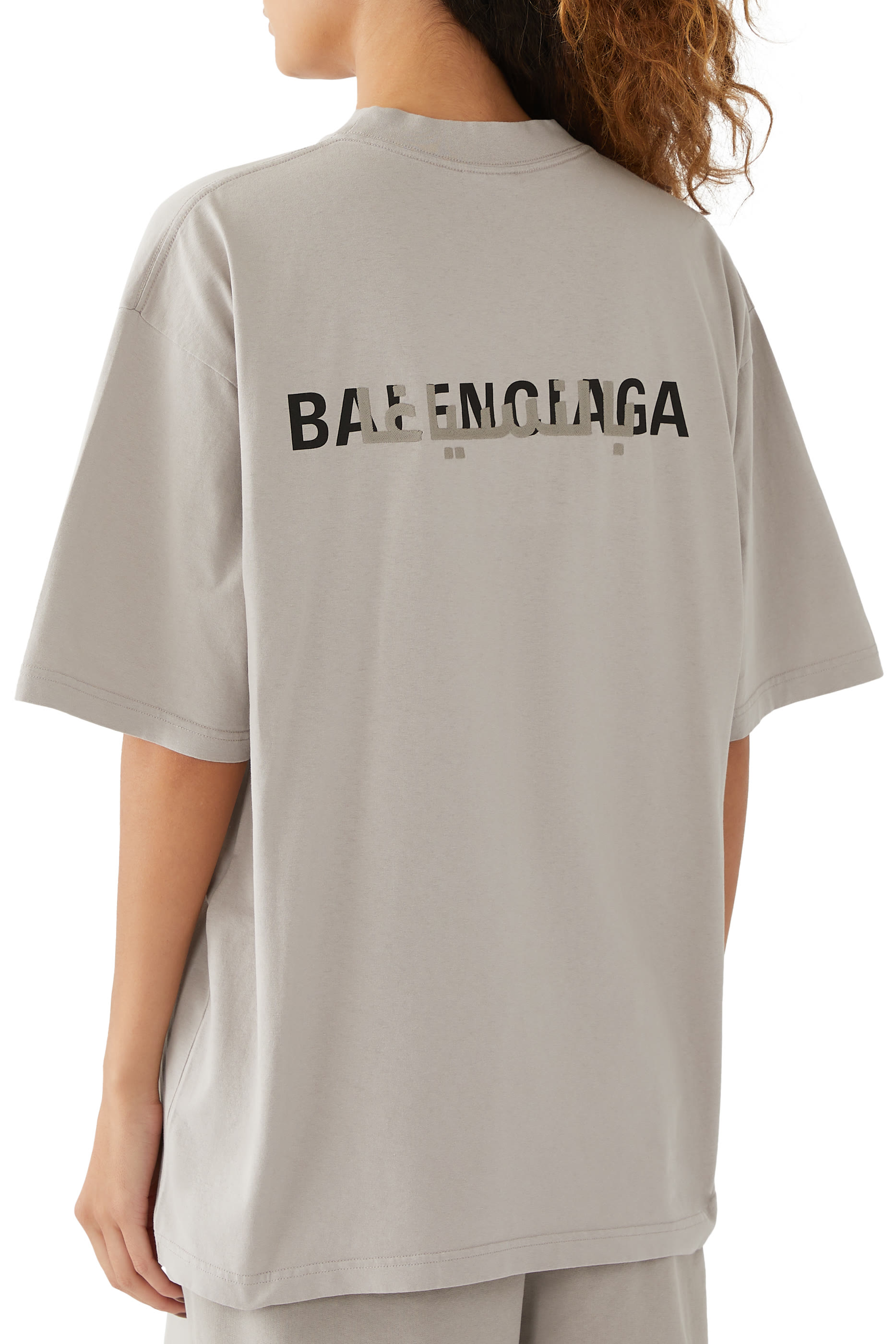 تيشيرت بقصة فضفاضة قليلا