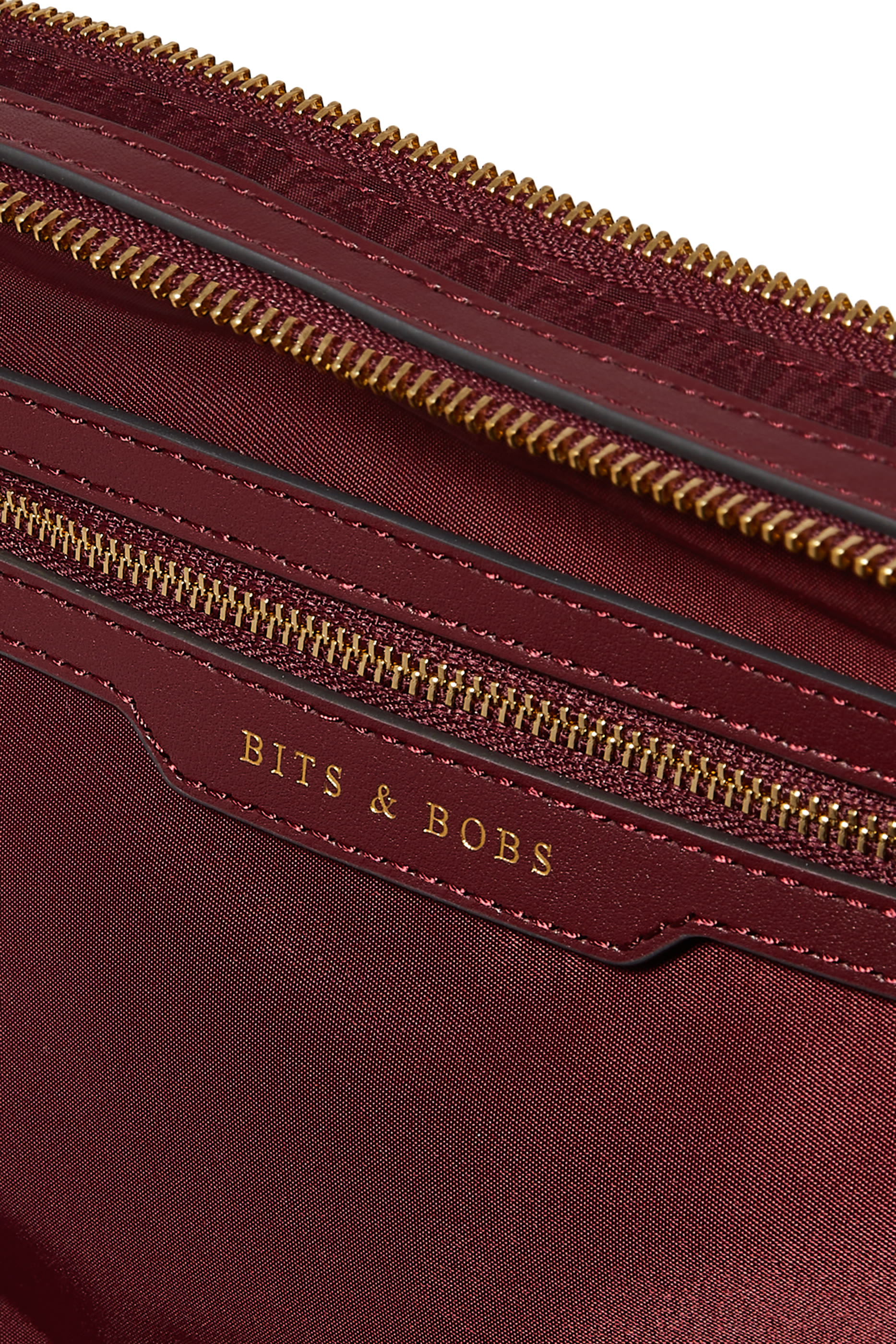 حقيبة بشعار الماركة لمجموعة مستحضرات التجميل