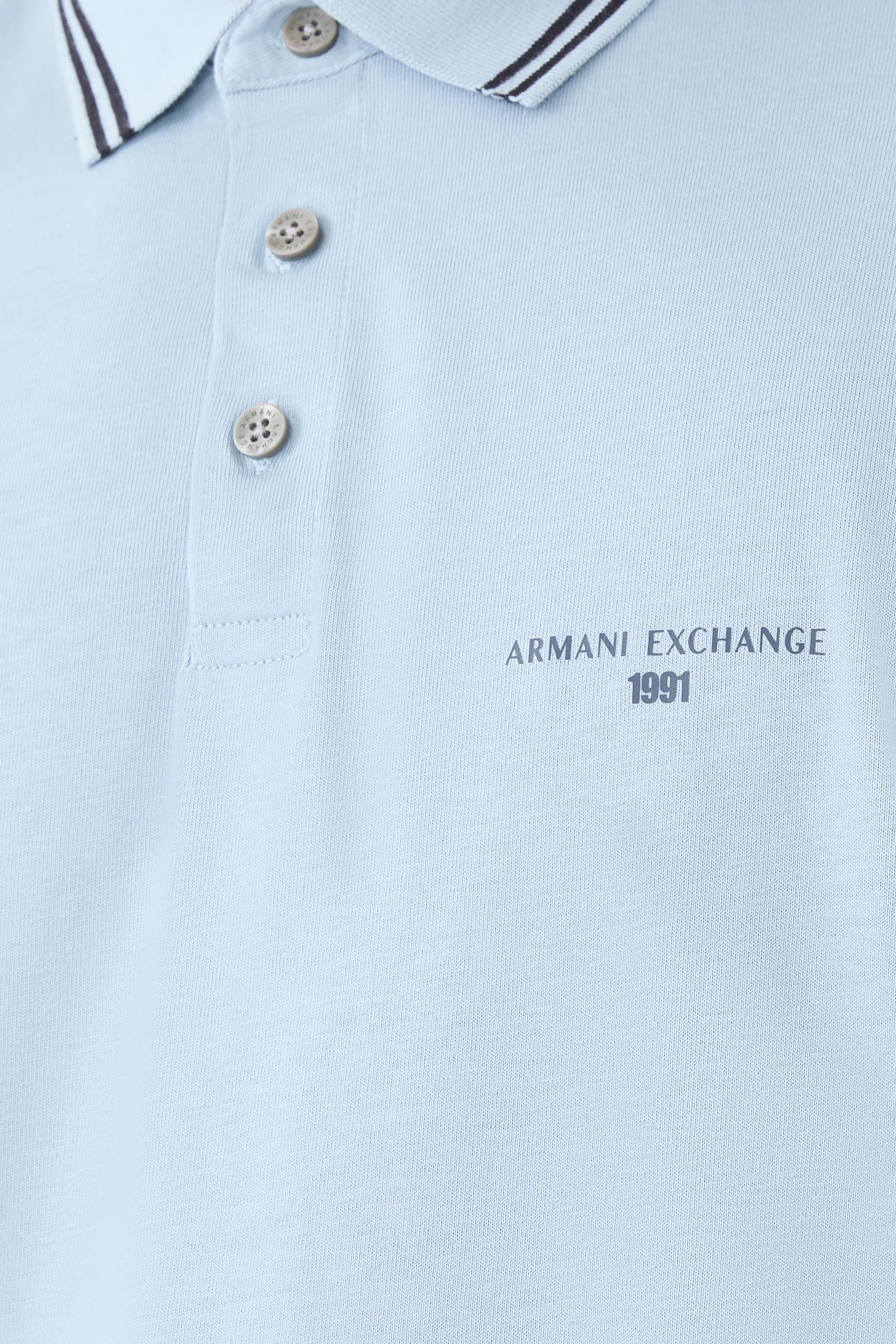 قميص بولو بنصف أزرار وشعار الماركة