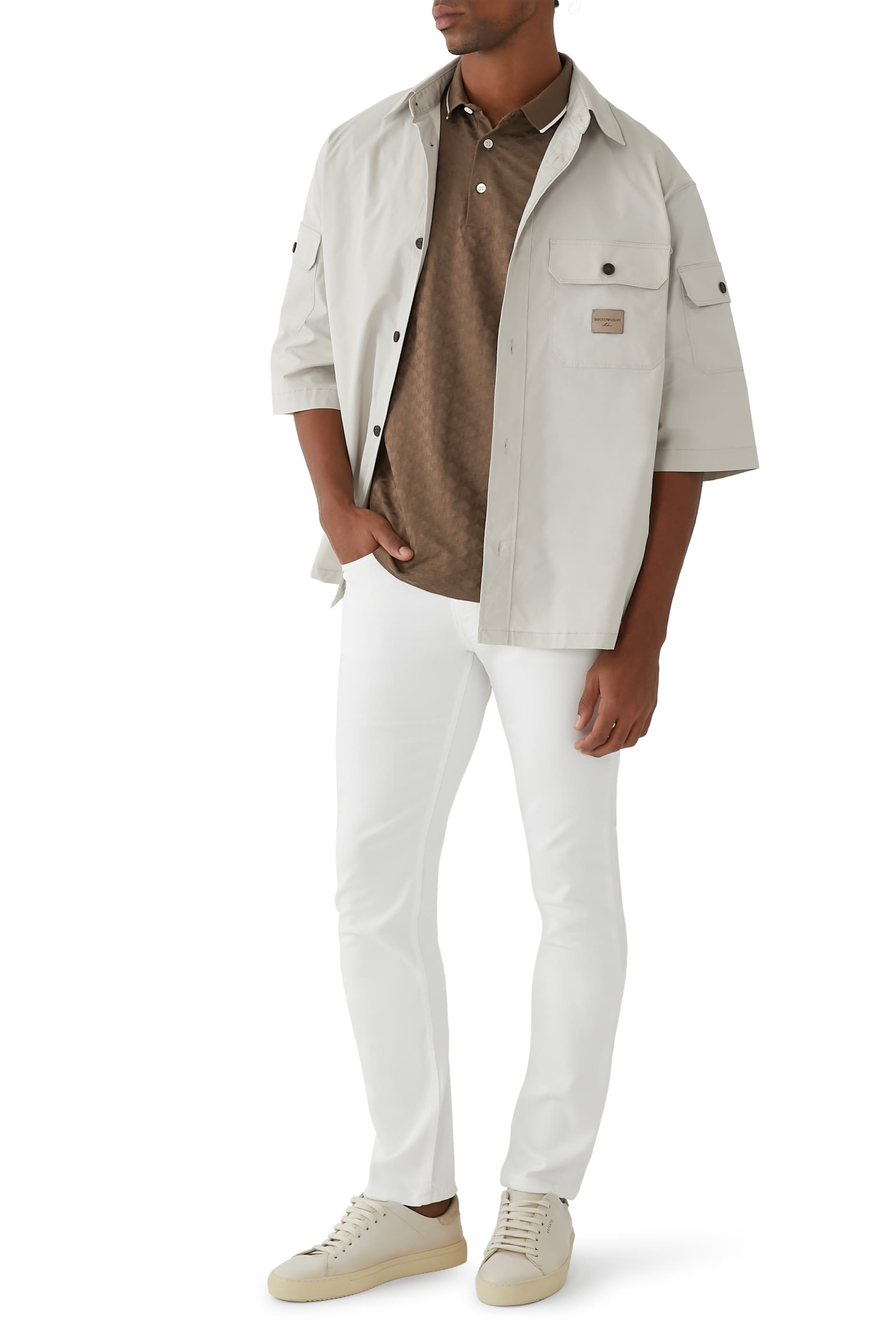 قميص بأكمام قصيرة ورقعة شعار الماركة