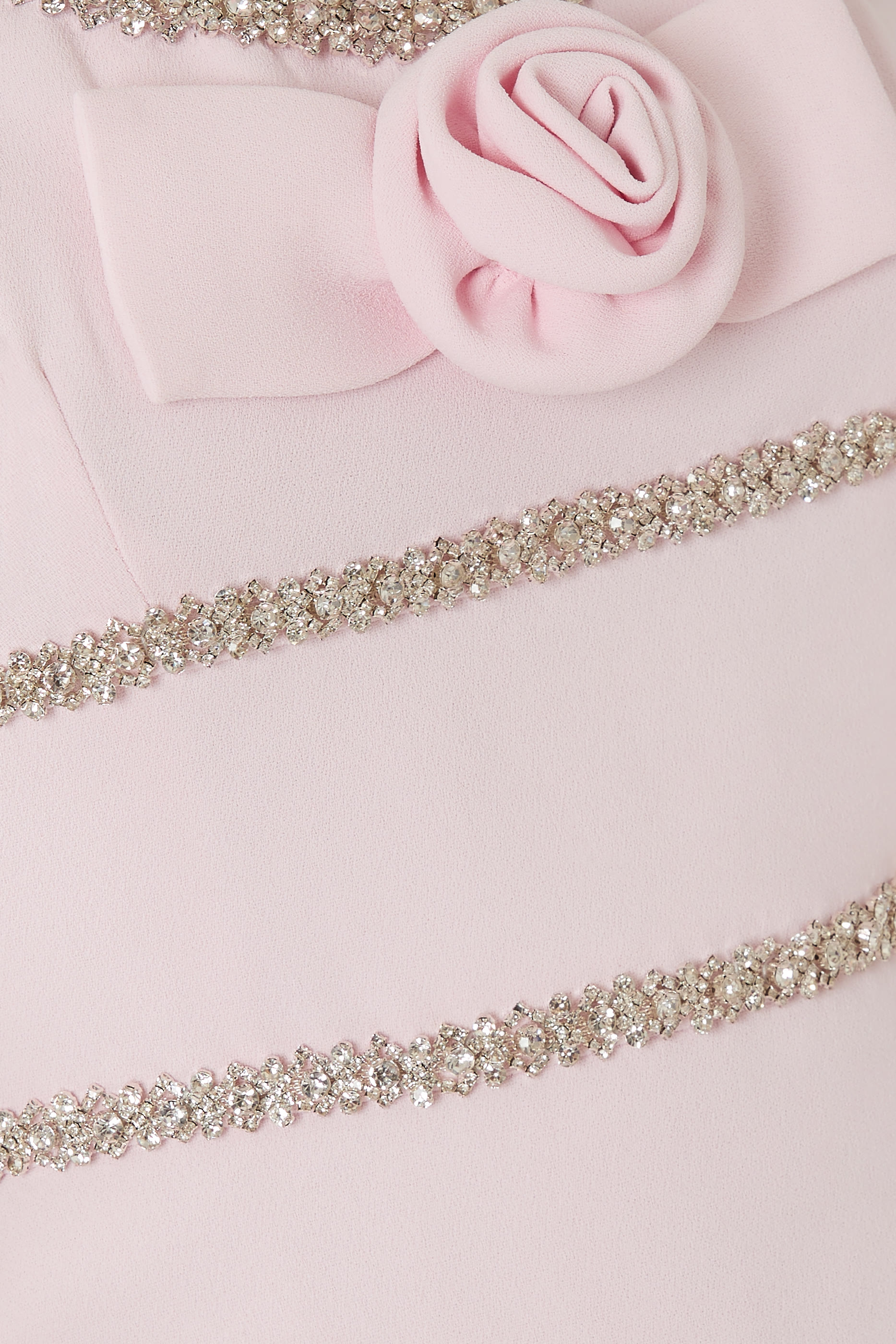 فستان طويل بحافة مزينة بالكريستال كريب