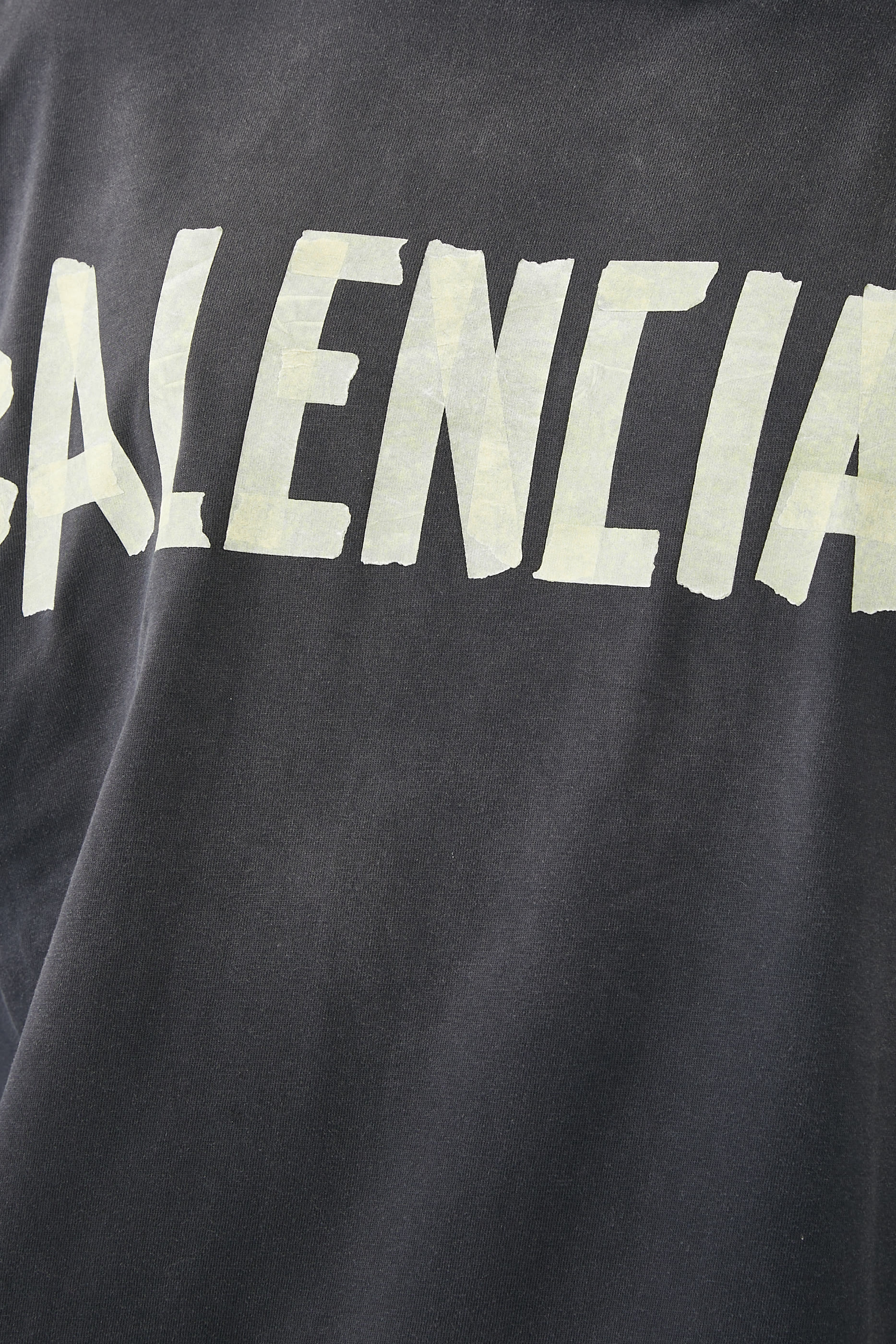 تيشيرت بشعار الماركة للجنسين