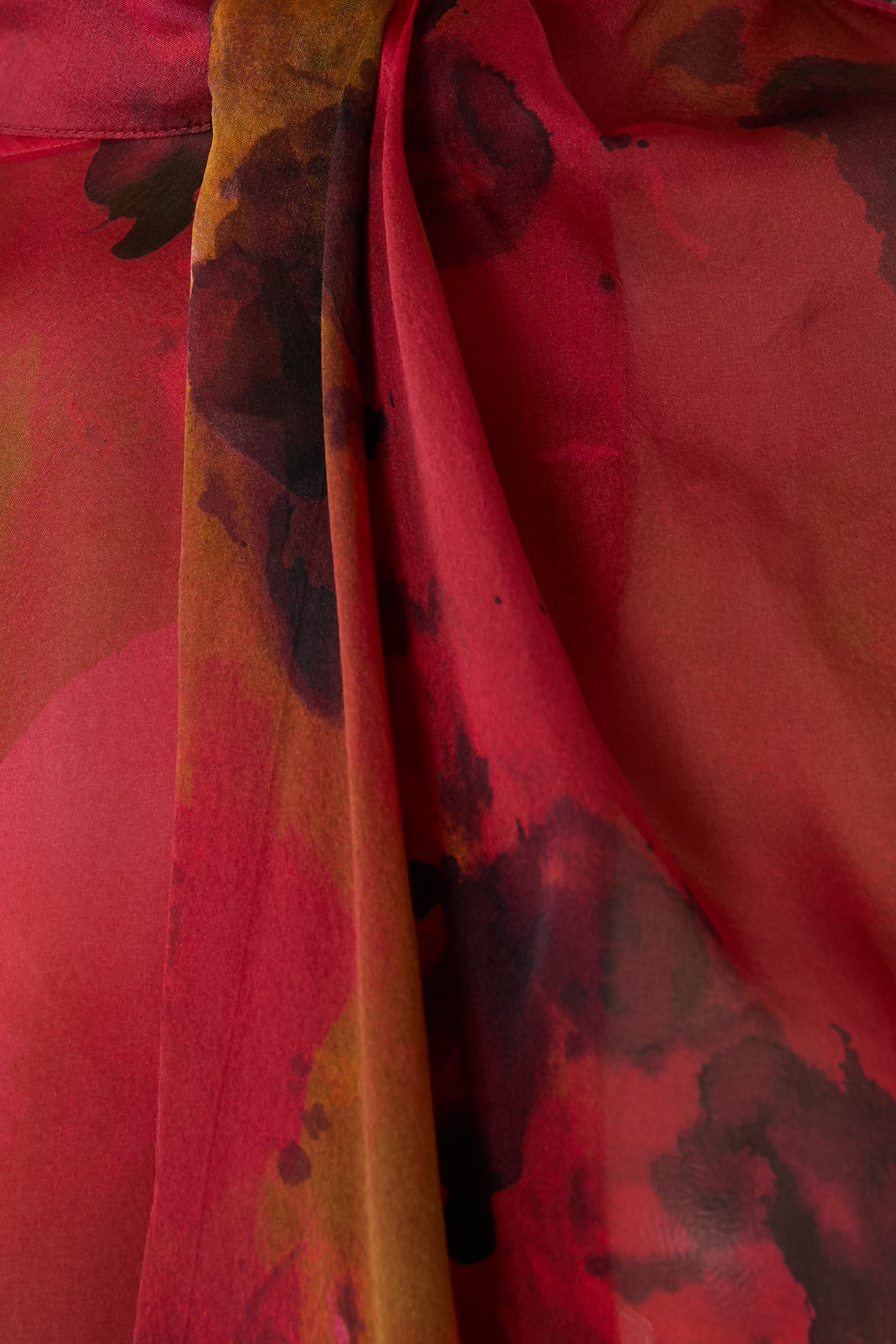 بلوزة بتفاصيل درابيه